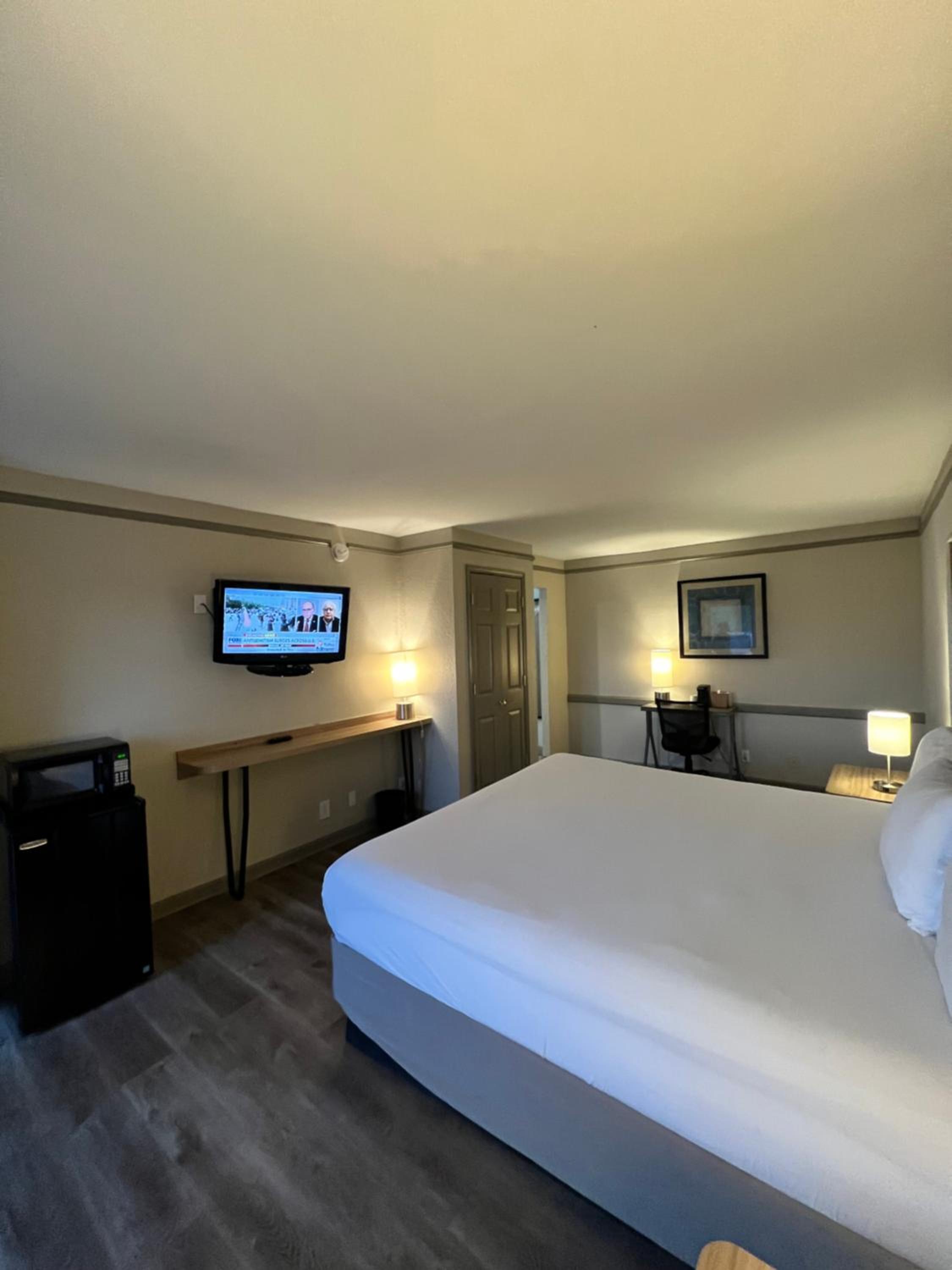 King Room - Non-Smoking - Photo 2