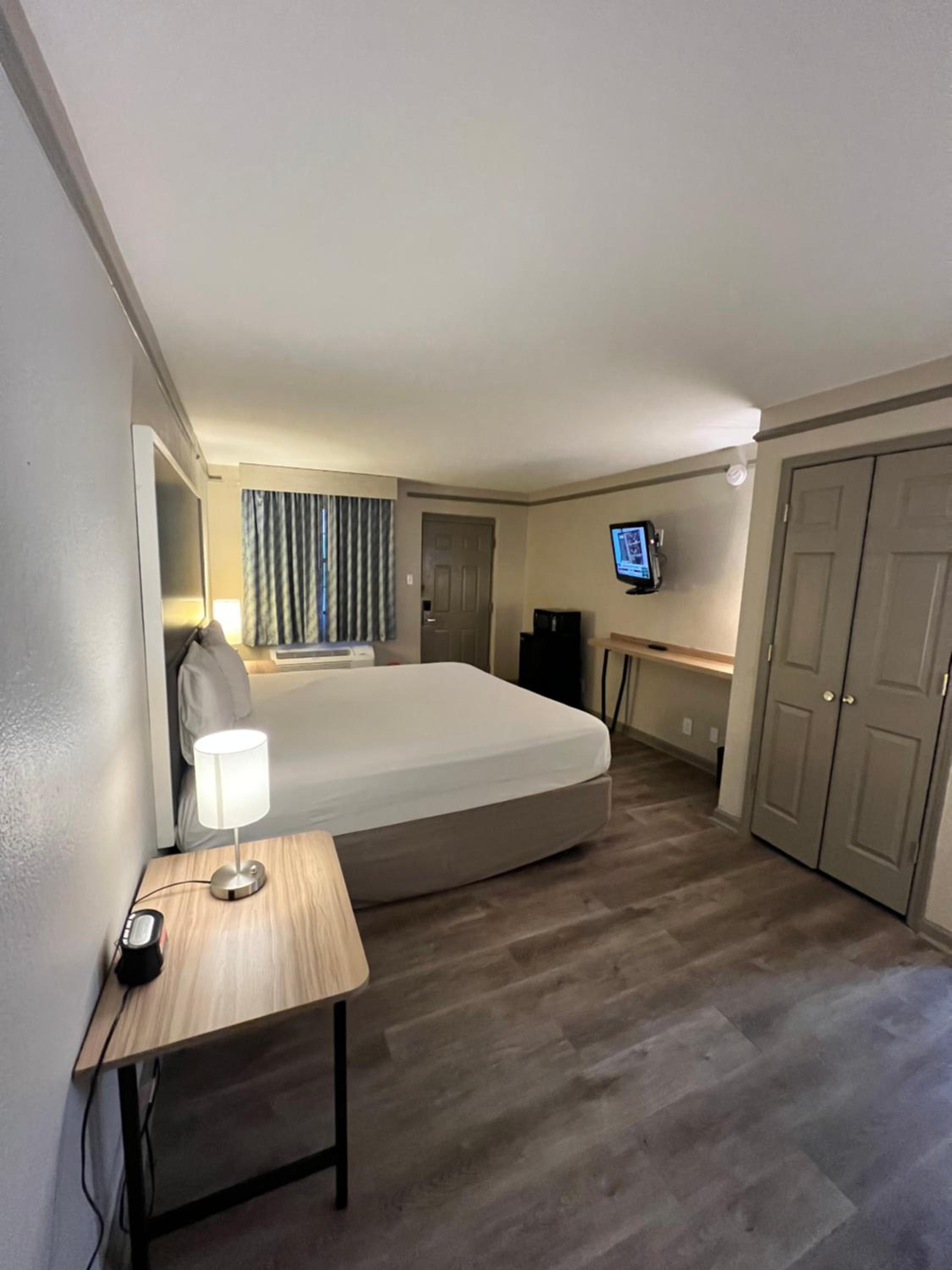 King Room - Non-Smoking - Photo 9