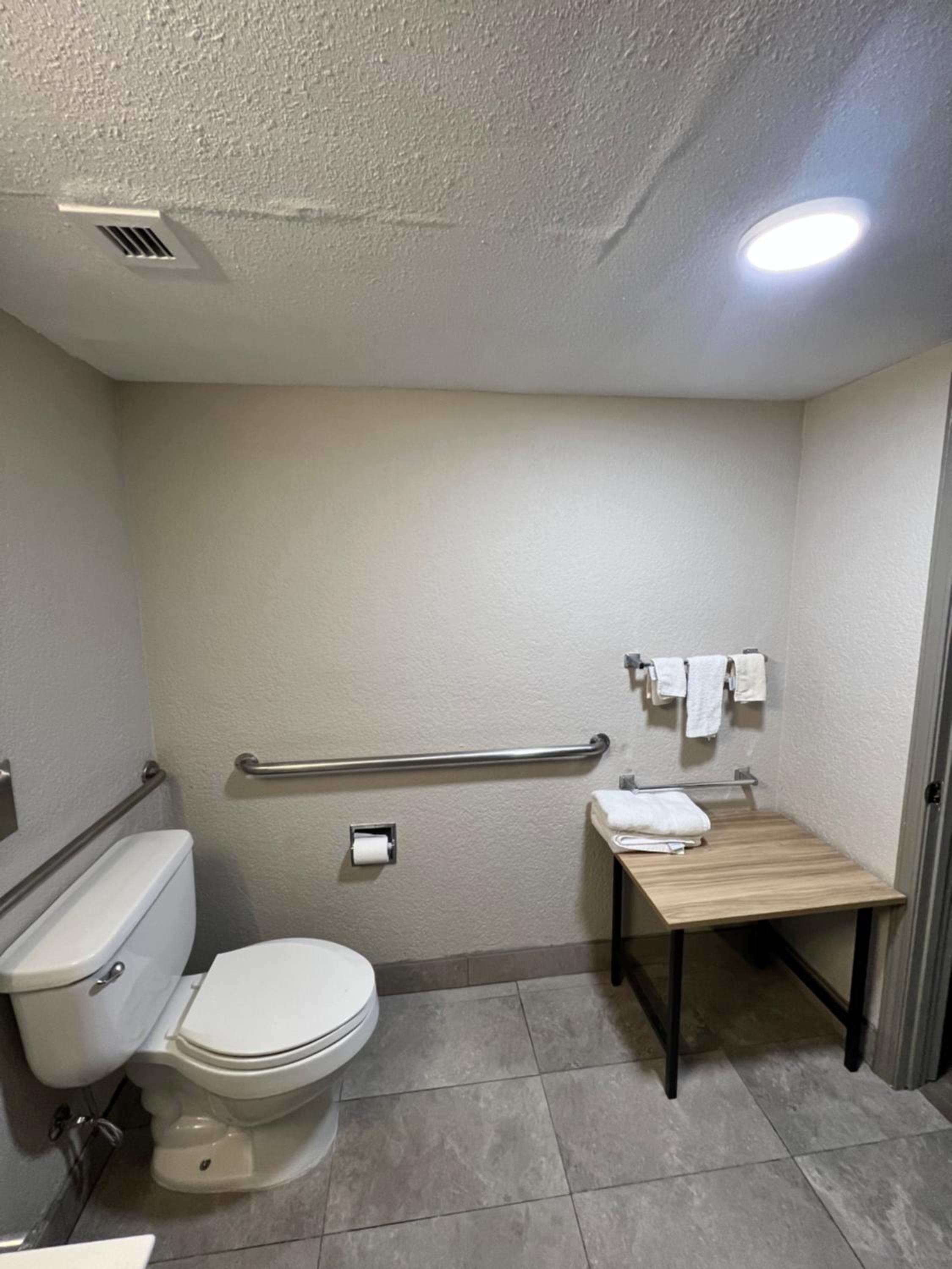 King Room - Mobility Access/Non-Smoking - Photo 15
