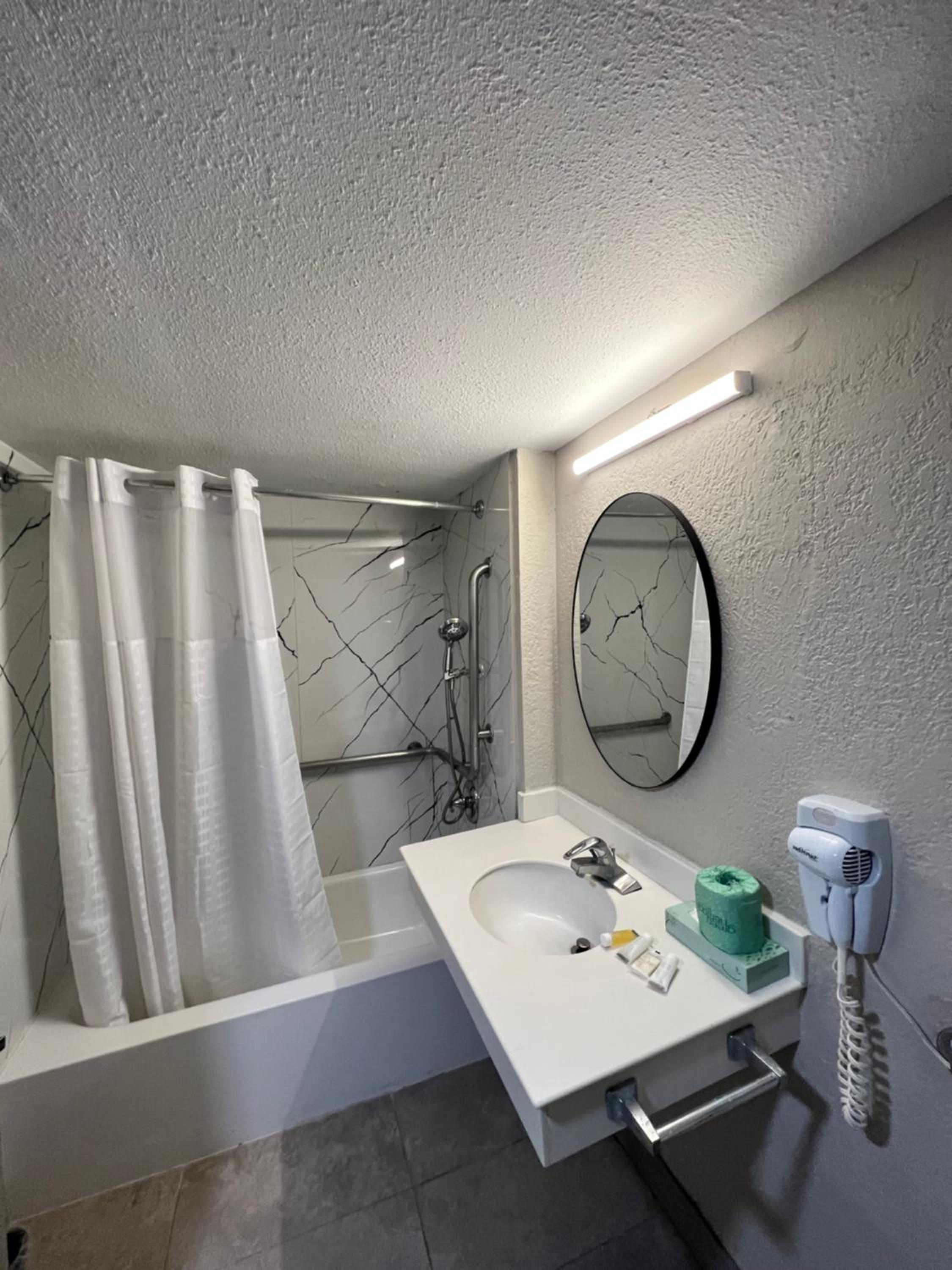 King Room - Mobility Access/Non-Smoking - Photo 3