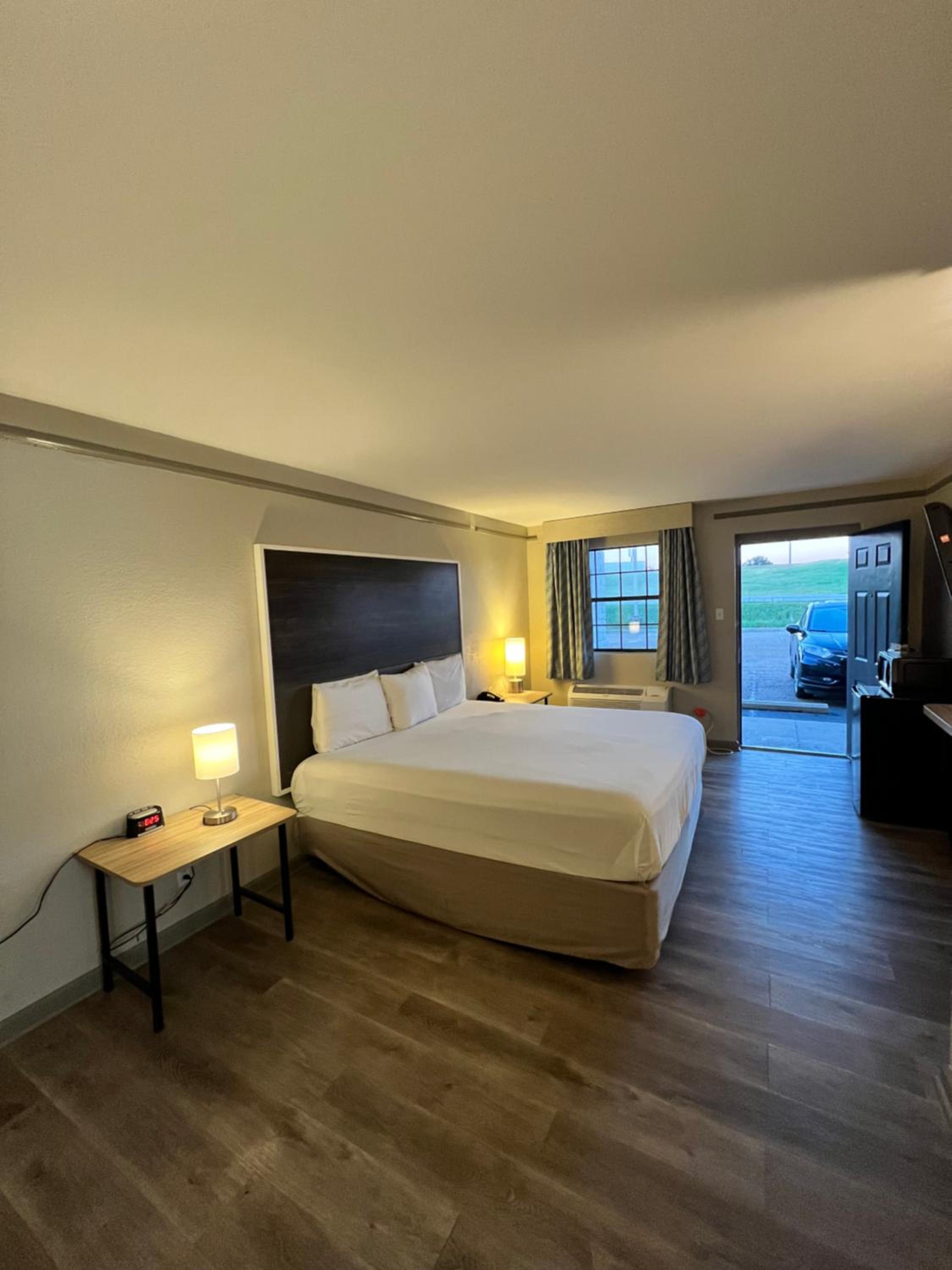 King Room - Non-Smoking - Photo 11