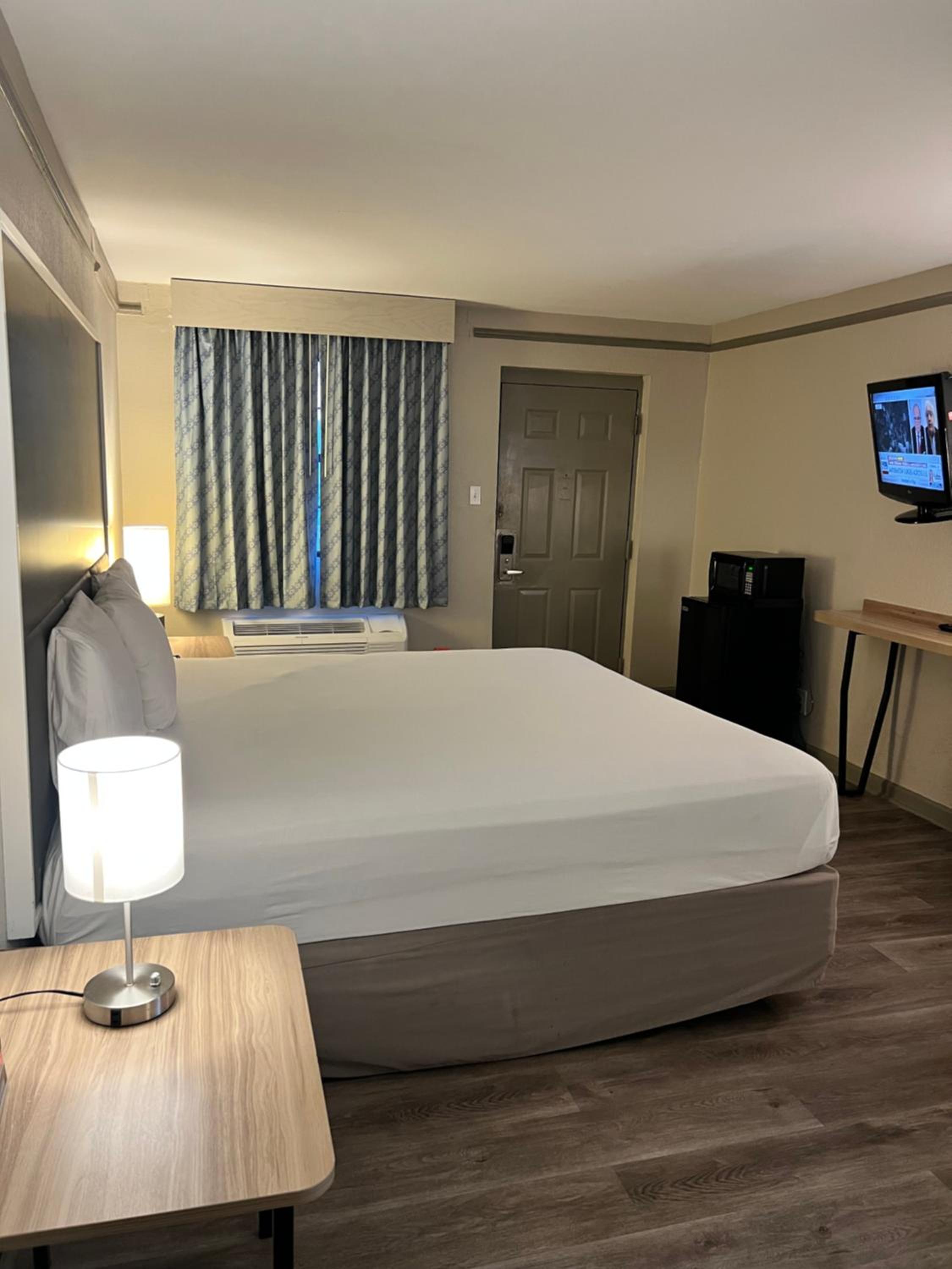 King Room - Non-Smoking - Photo 3