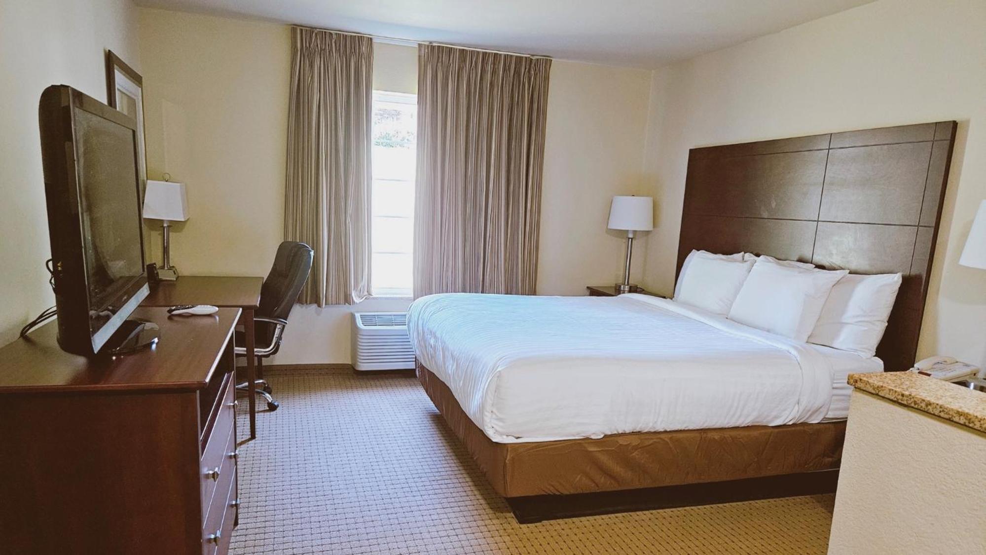 King Suite with Spa Bath - Photo 1