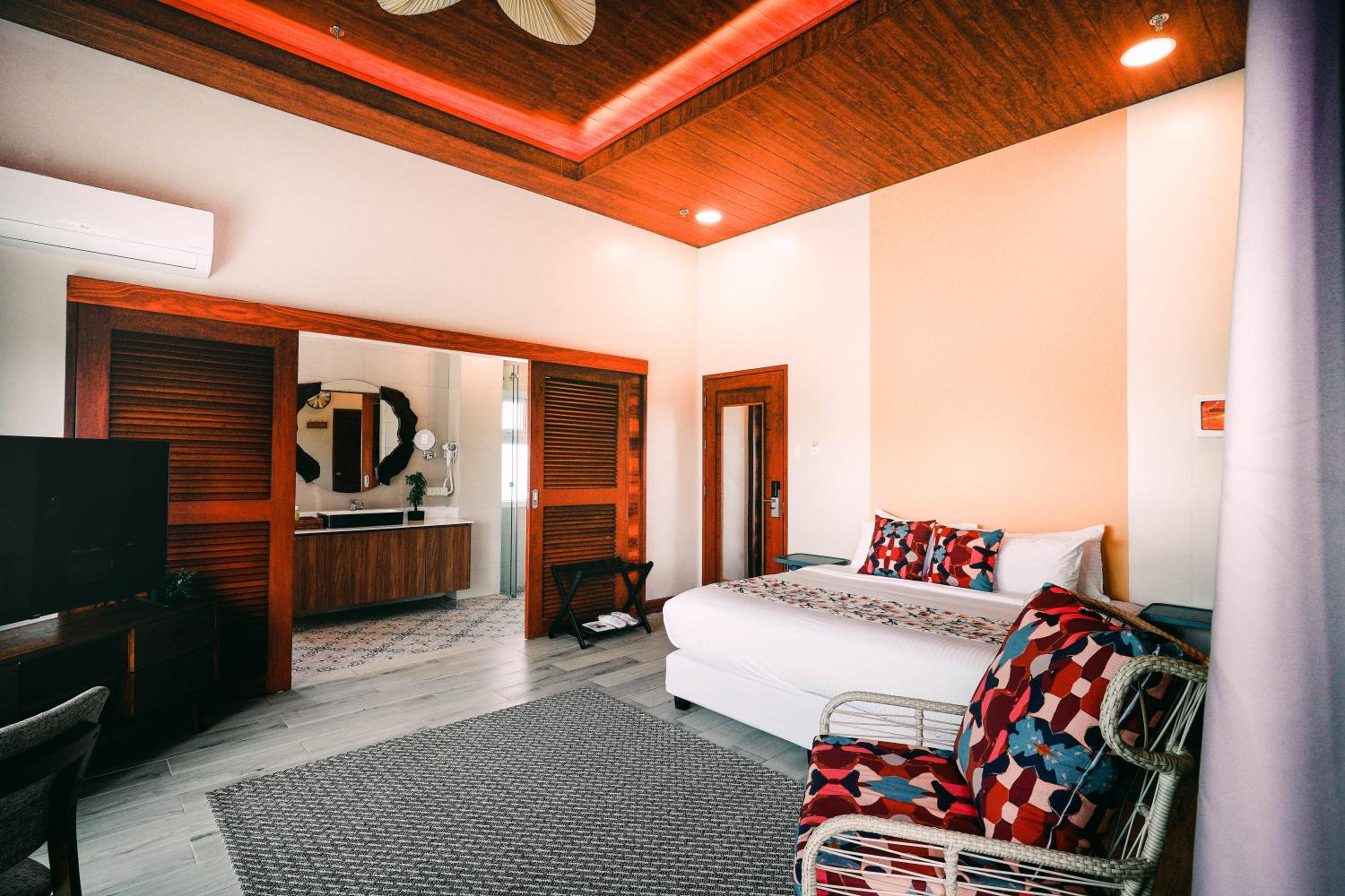 Lodge Suite - Photo 17