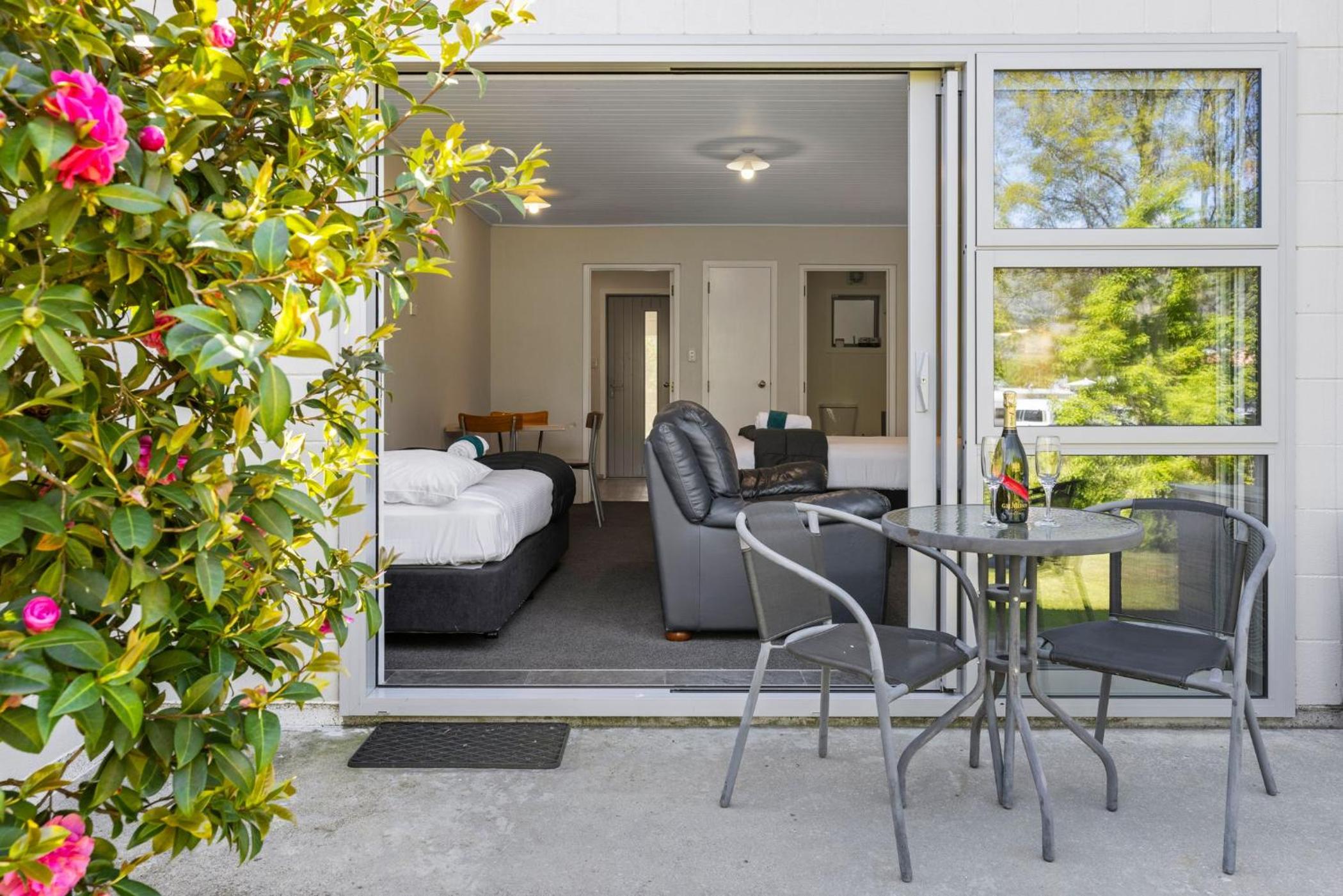 Superior Double or Twin Room with Mountain View thumbnail 6