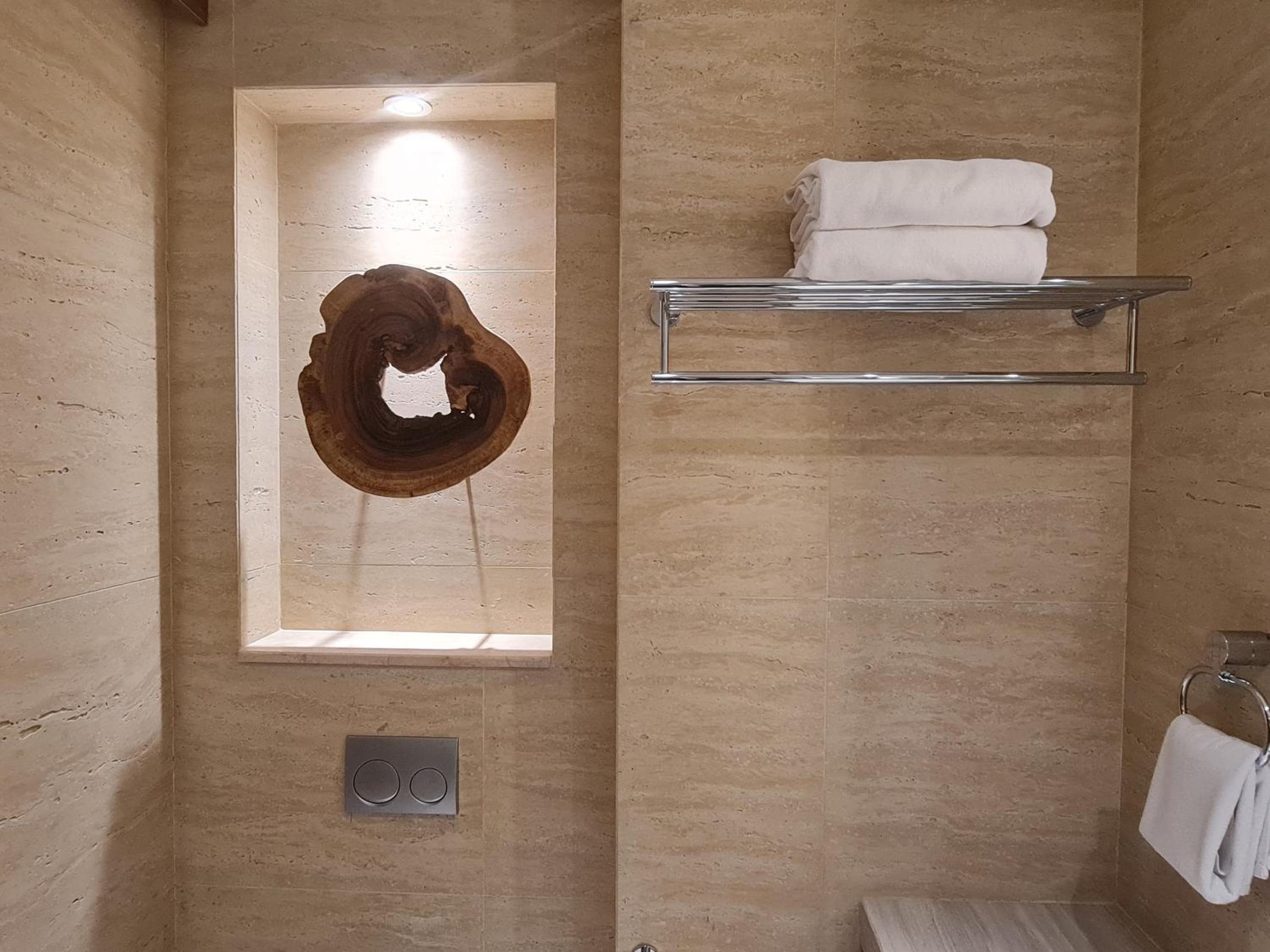 Superior King Room - Photo 7