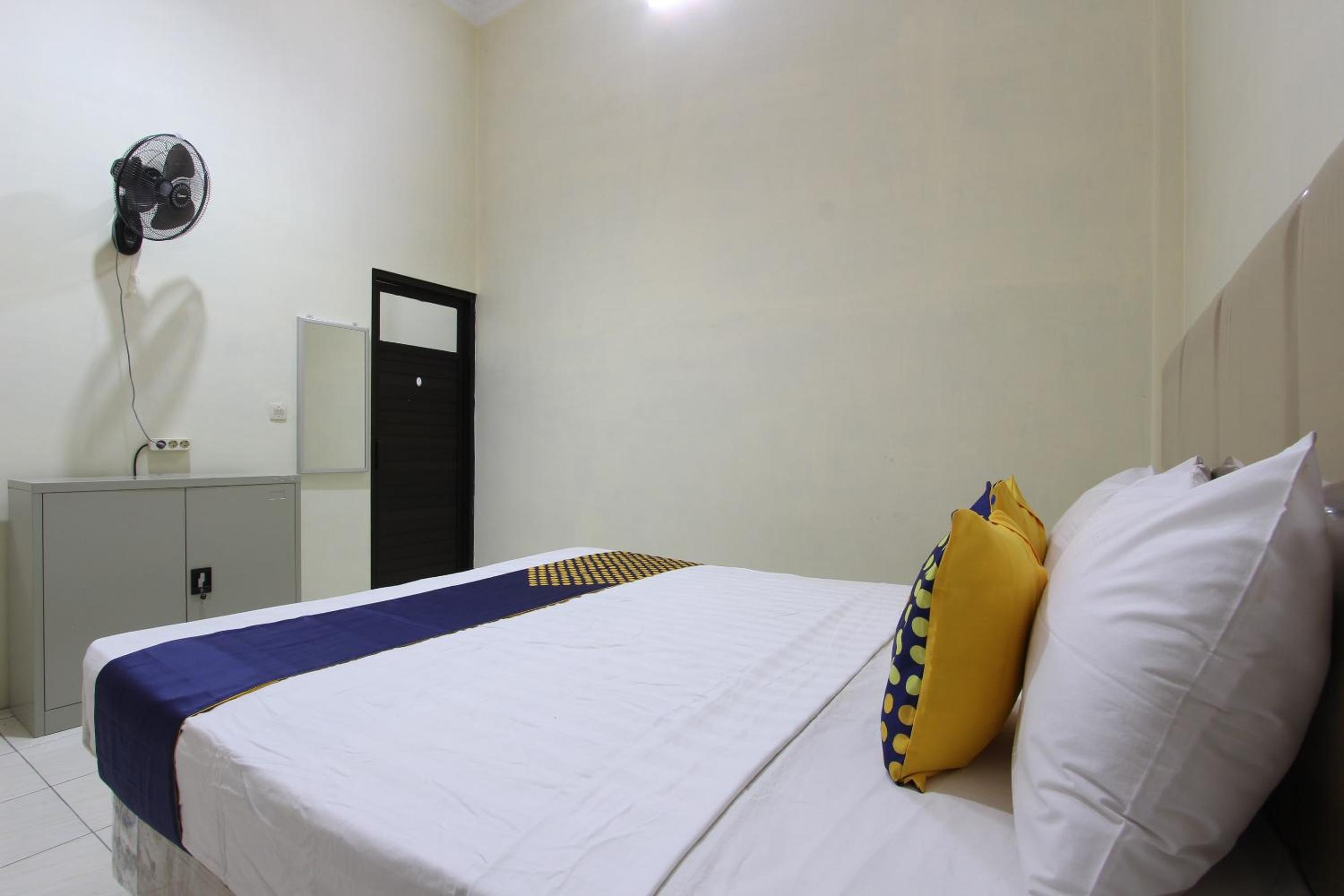 Budget Double Room photo 3