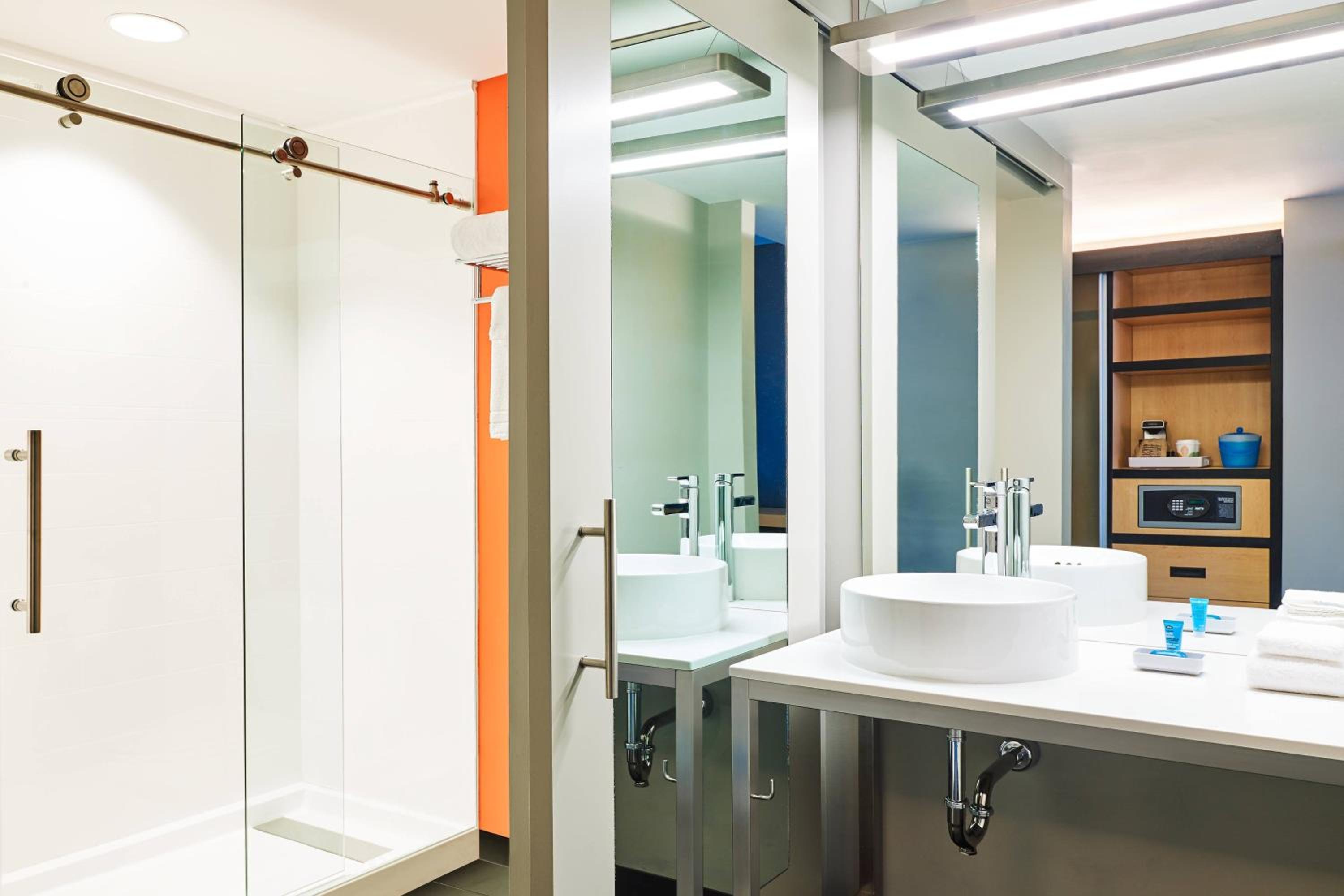 Queen Room with Two Queen Beds and Roll-in Shower - Mobility and Hearing Accessible photo 3