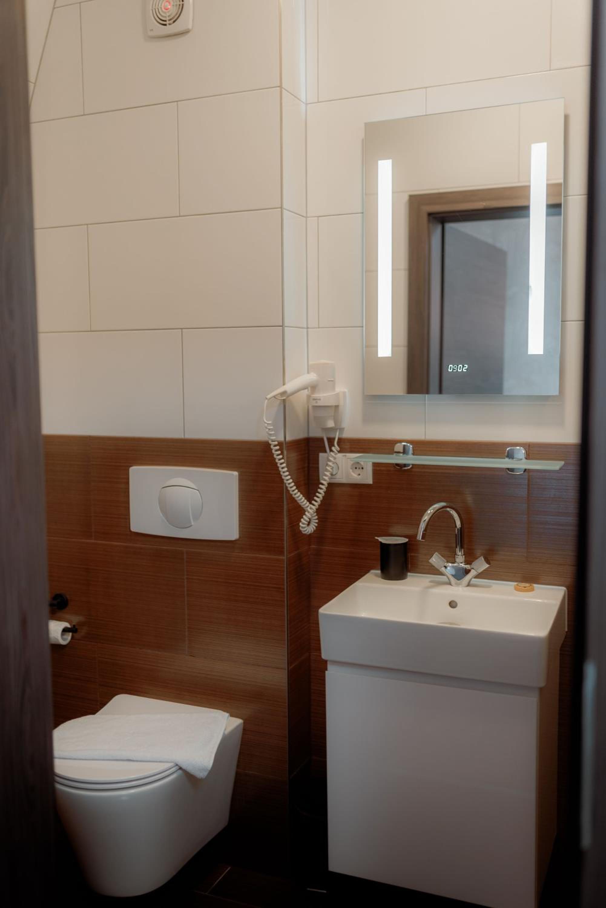 Standard Double or Twin Room - Photo 7