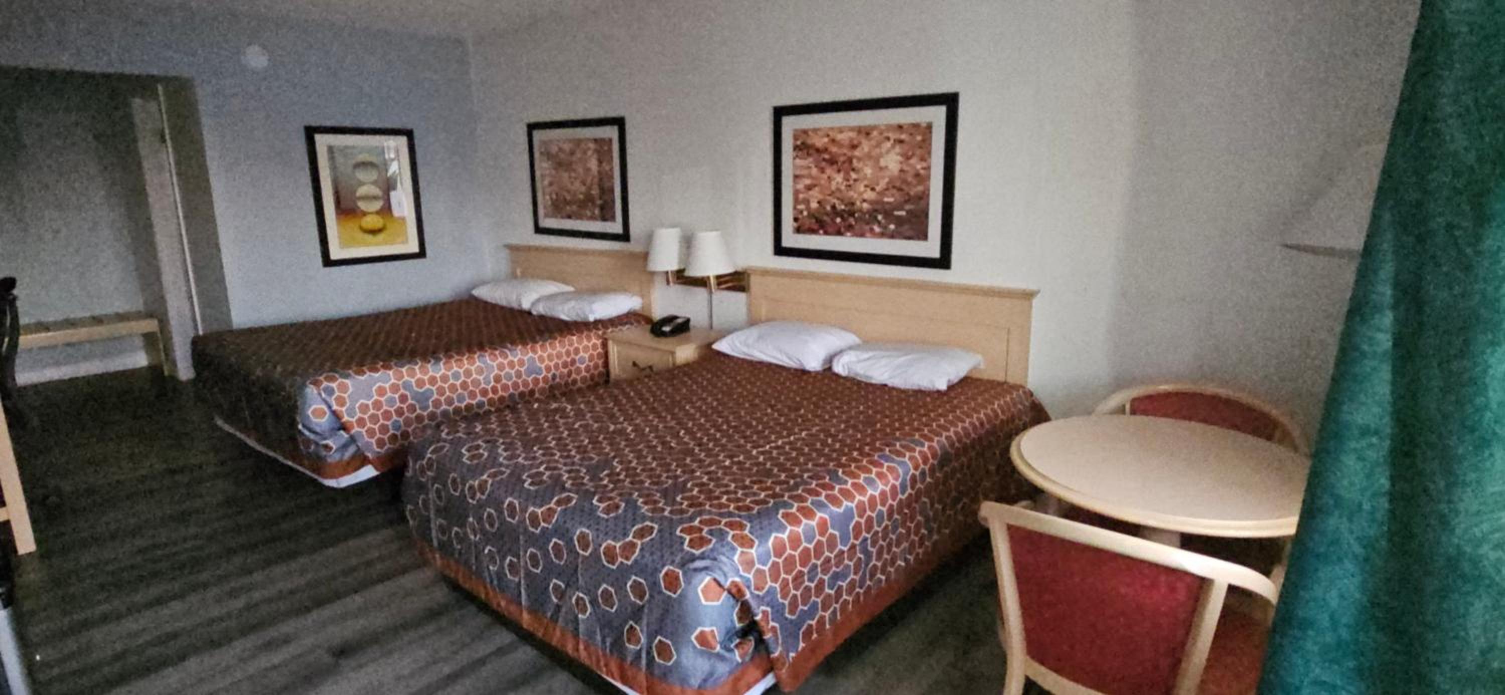 Queen Room with Two Queen Beds photo 1