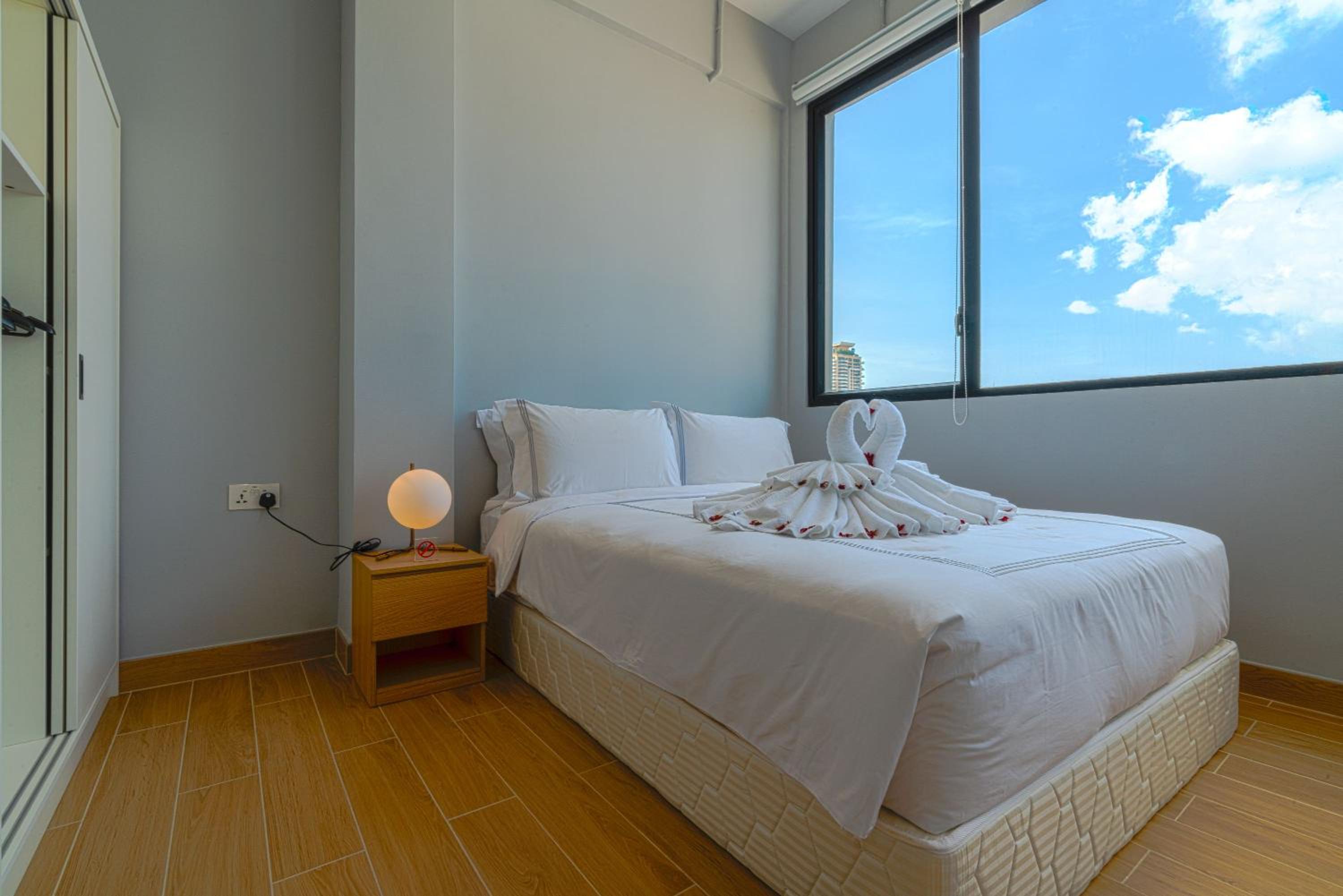 Queen Bed Room - Photo 3