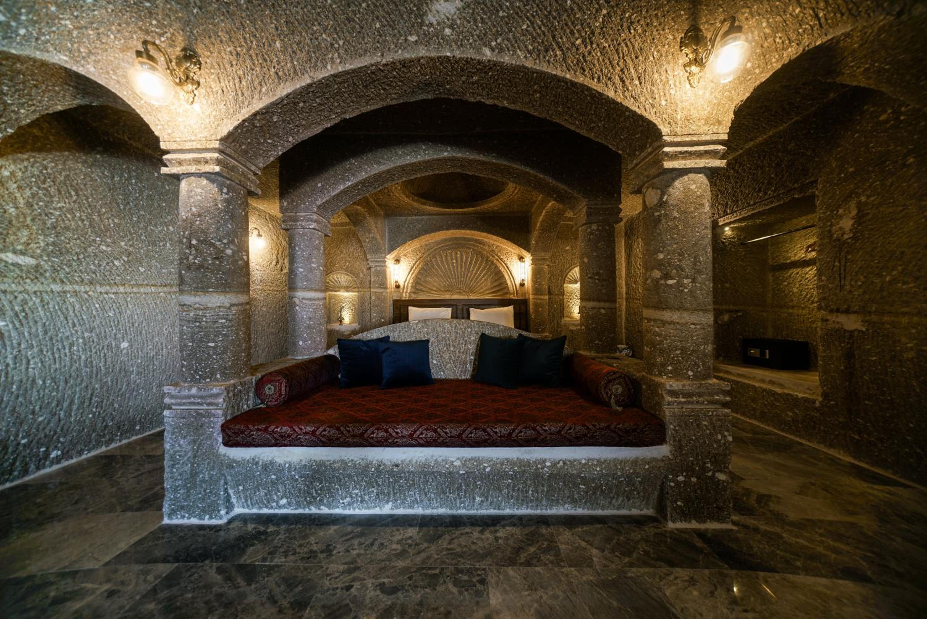 King Suite with Balcony - Photo 28