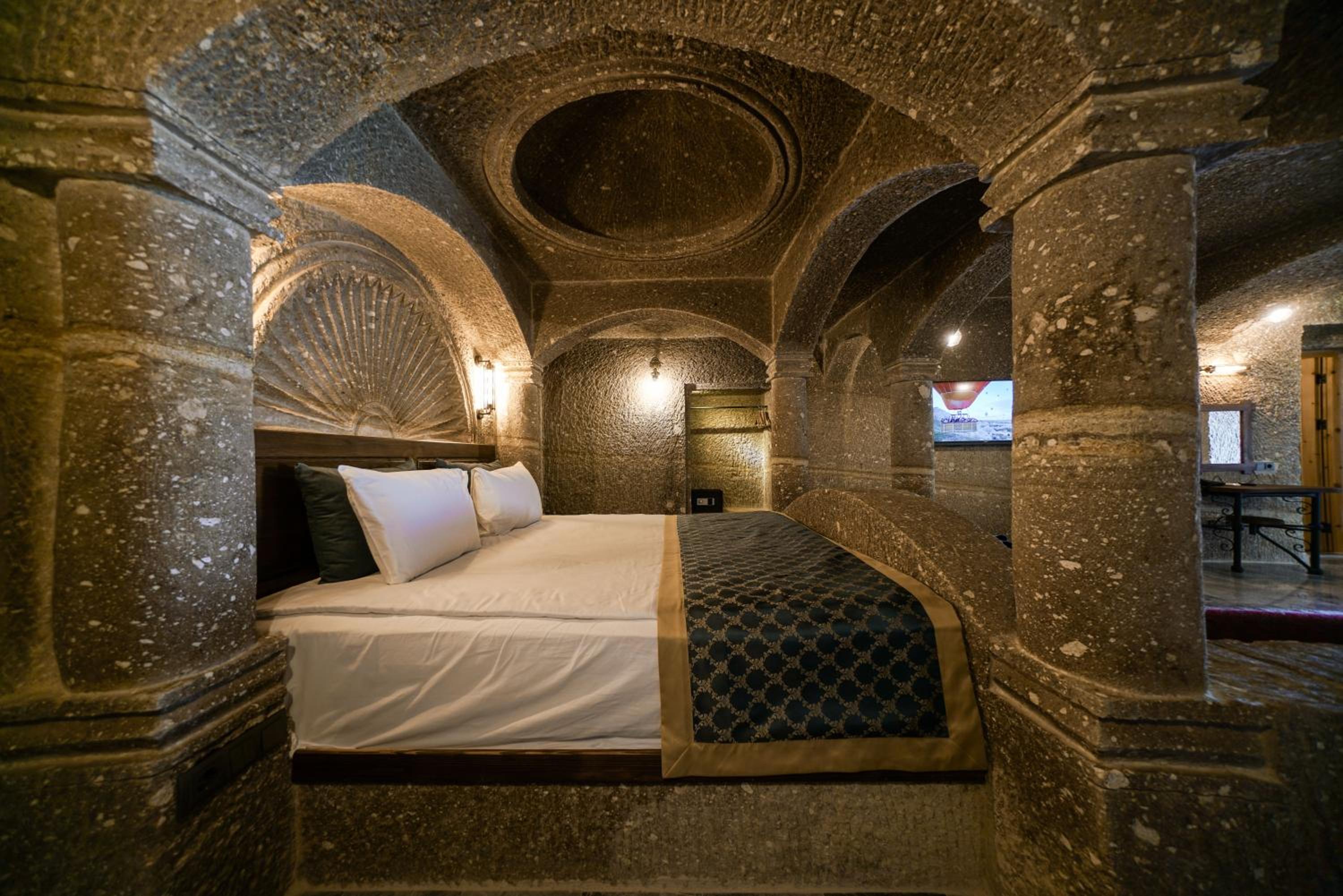 King Suite with Balcony - Photo 26