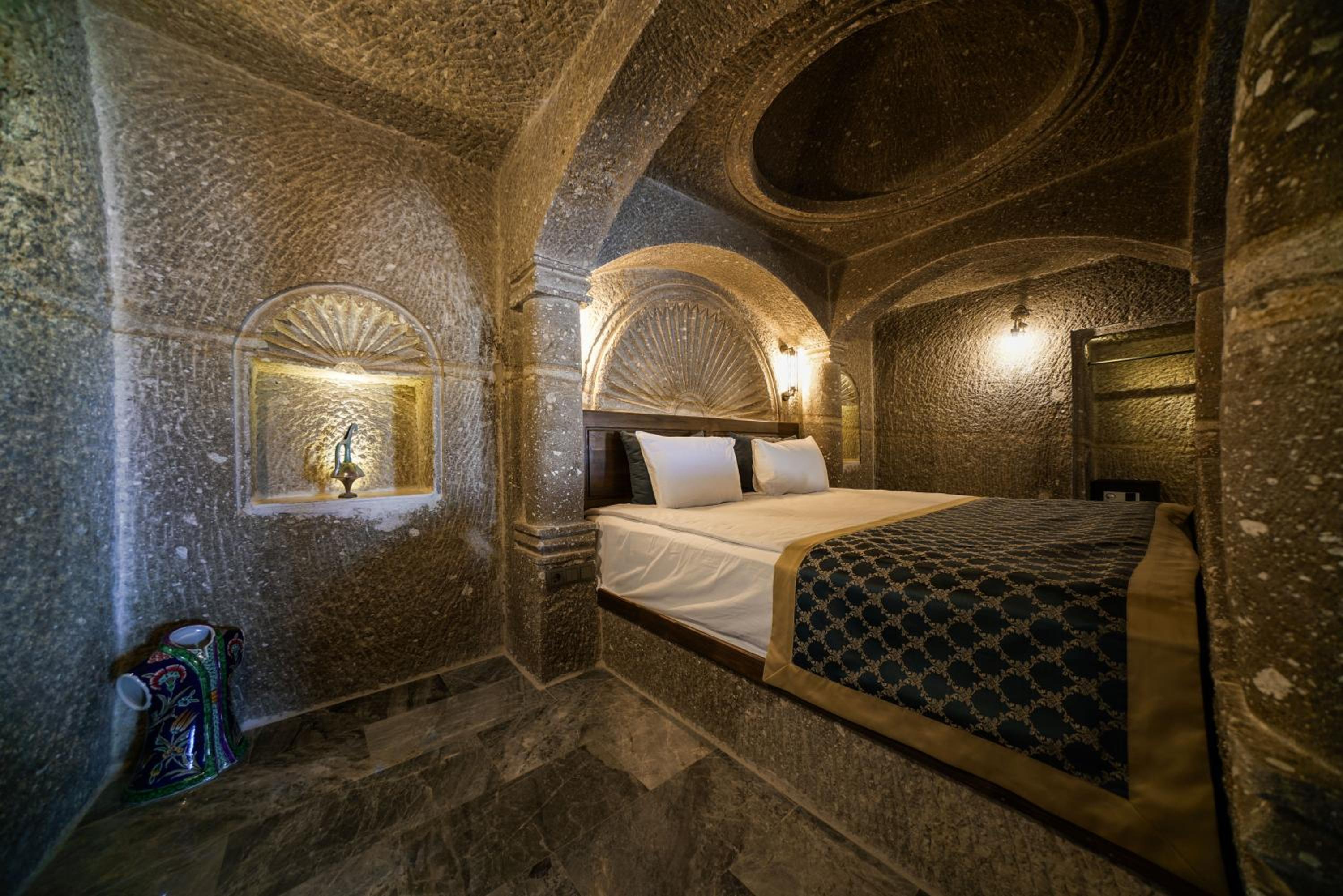 King Suite with Balcony - Photo 27