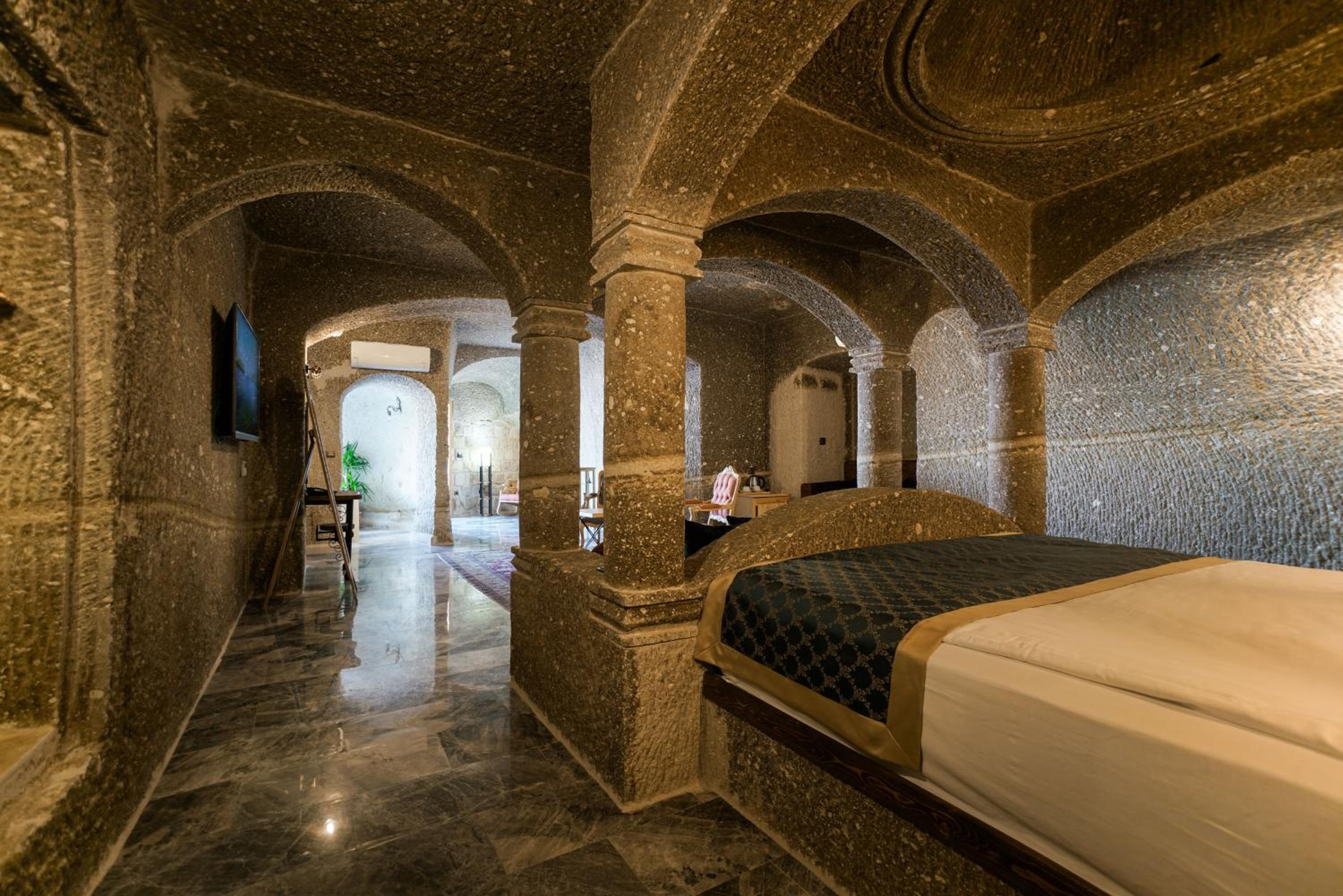 King Suite with Balcony - Photo 24