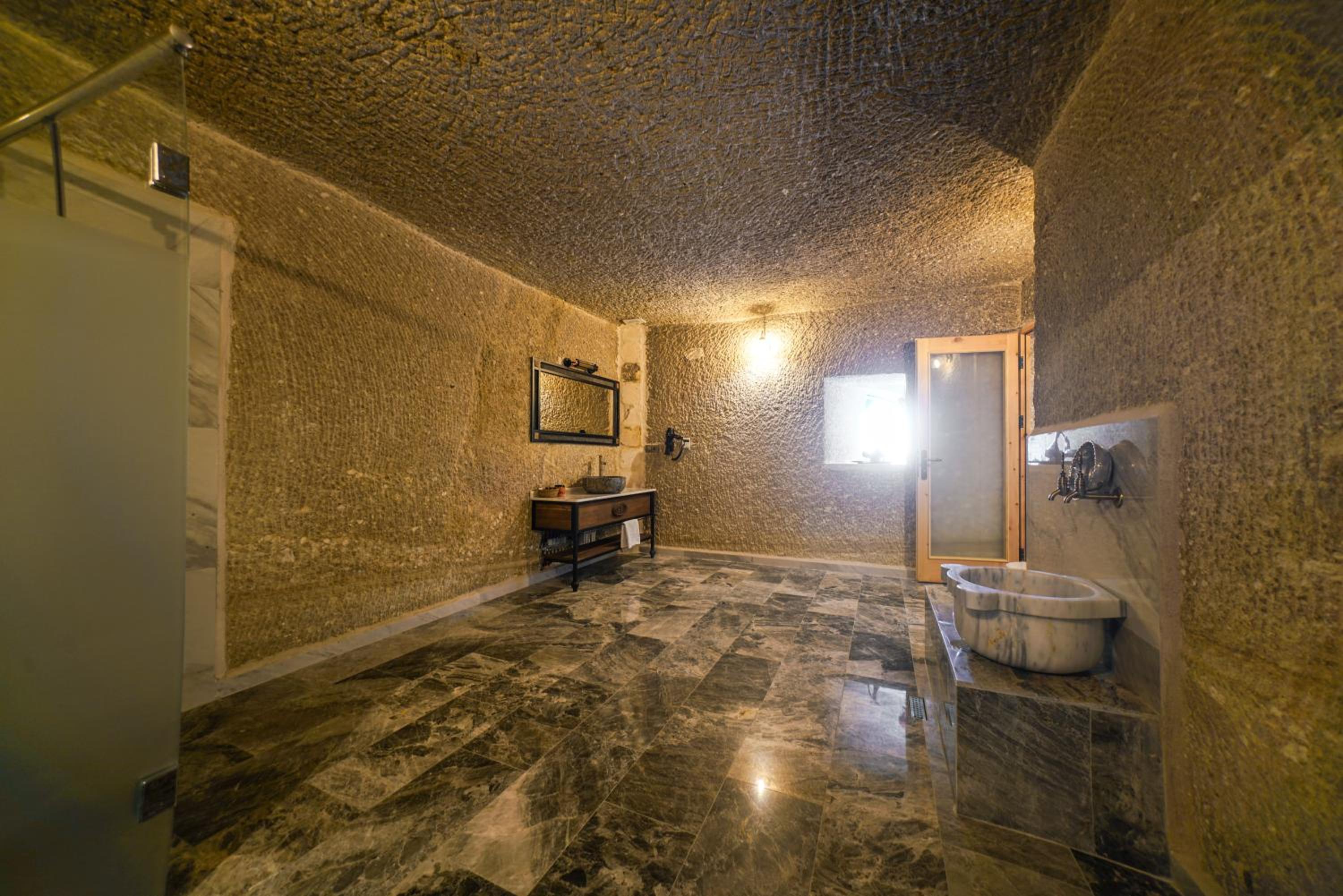 King Suite with Balcony - Photo 25