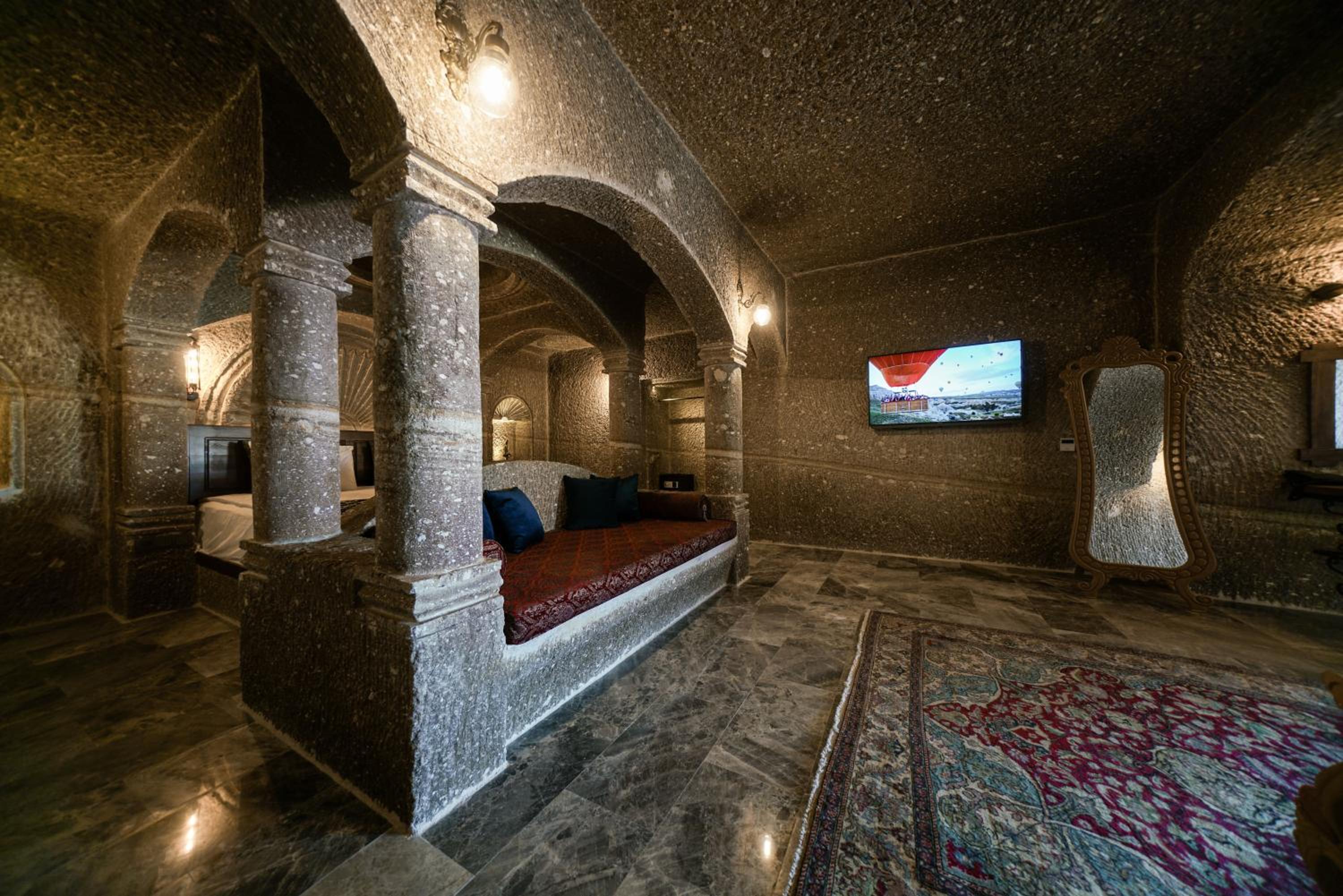 King Suite with Balcony - Photo 20