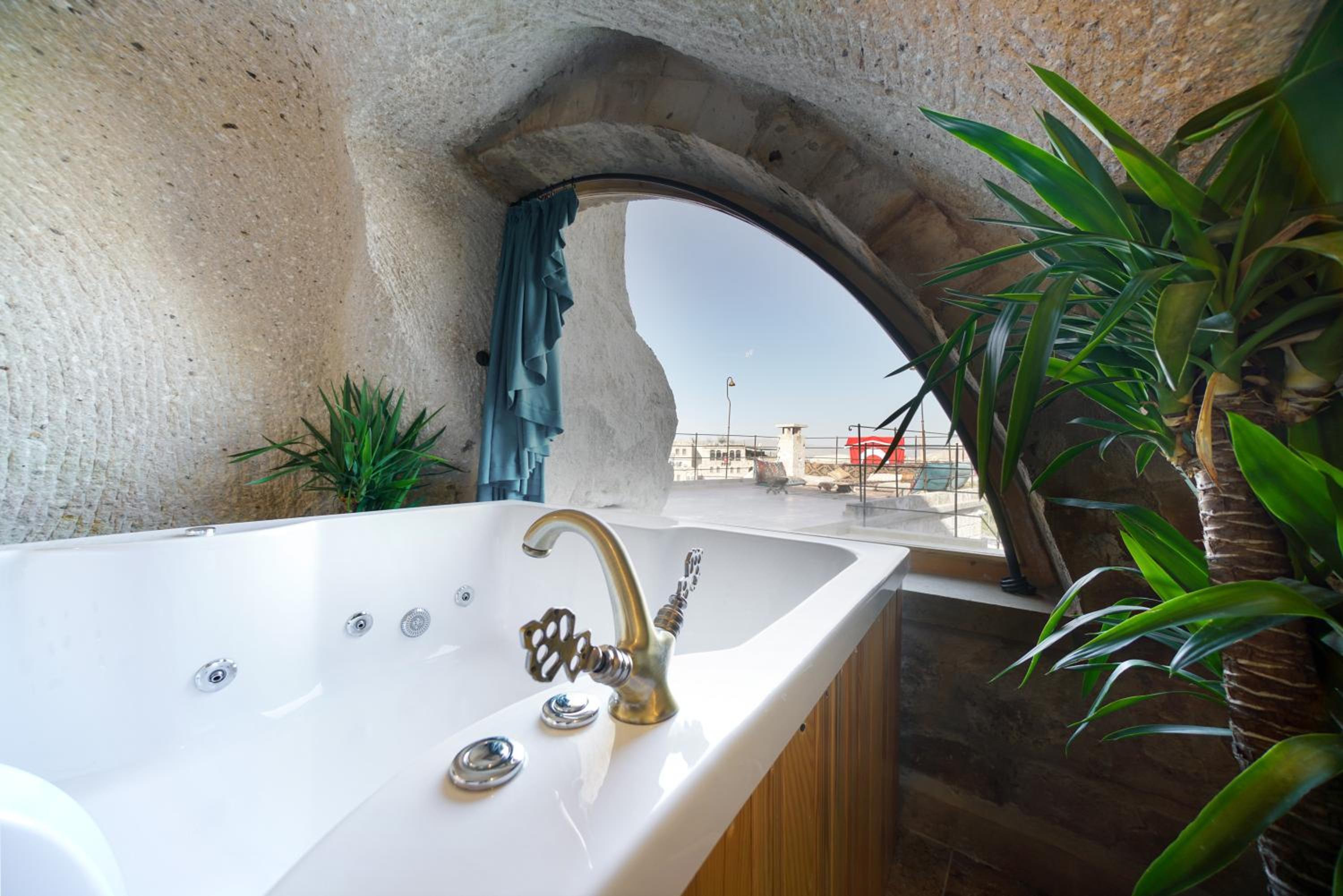King Suite with Balcony - Photo 21