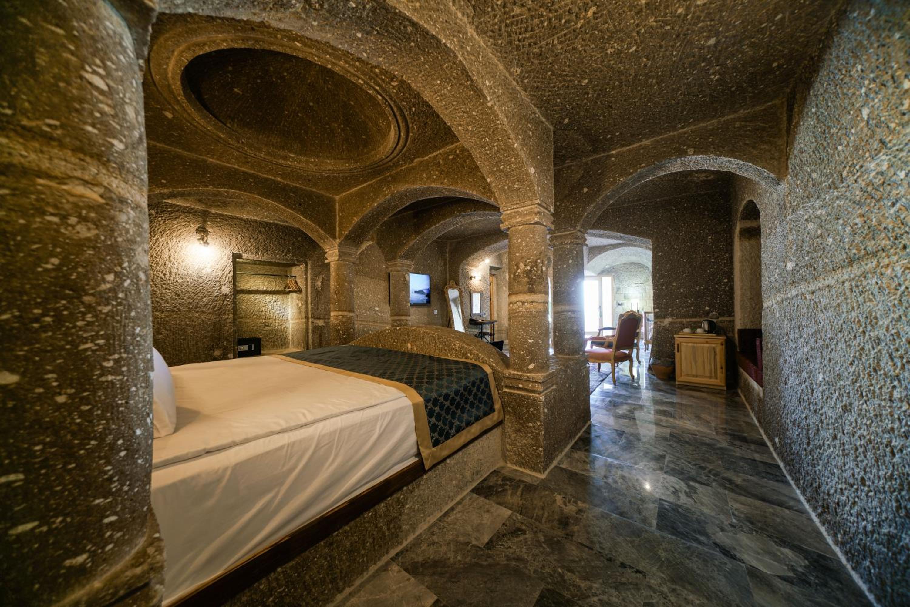 King Suite with Balcony - Photo 22