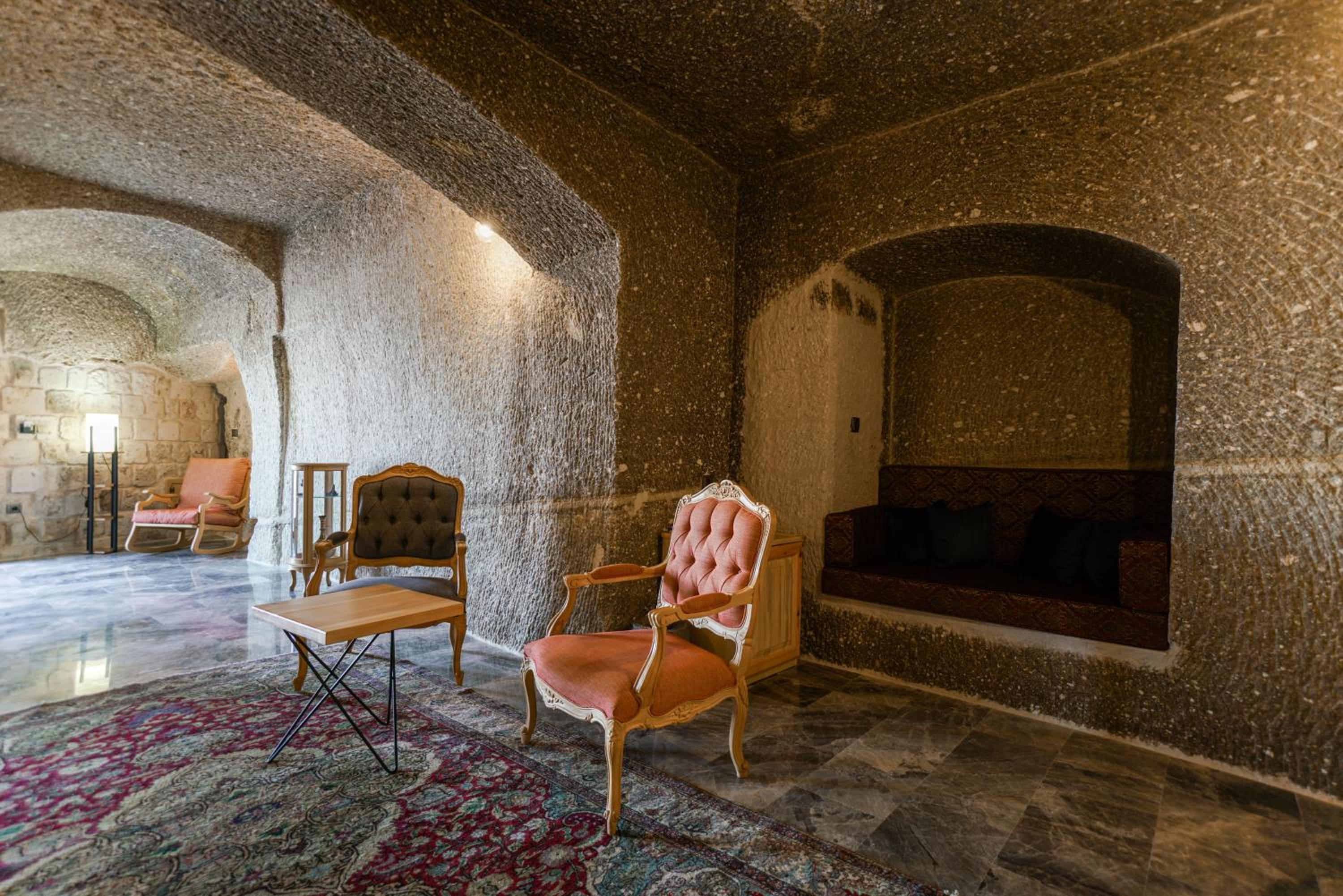 King Suite with Balcony - Photo 18