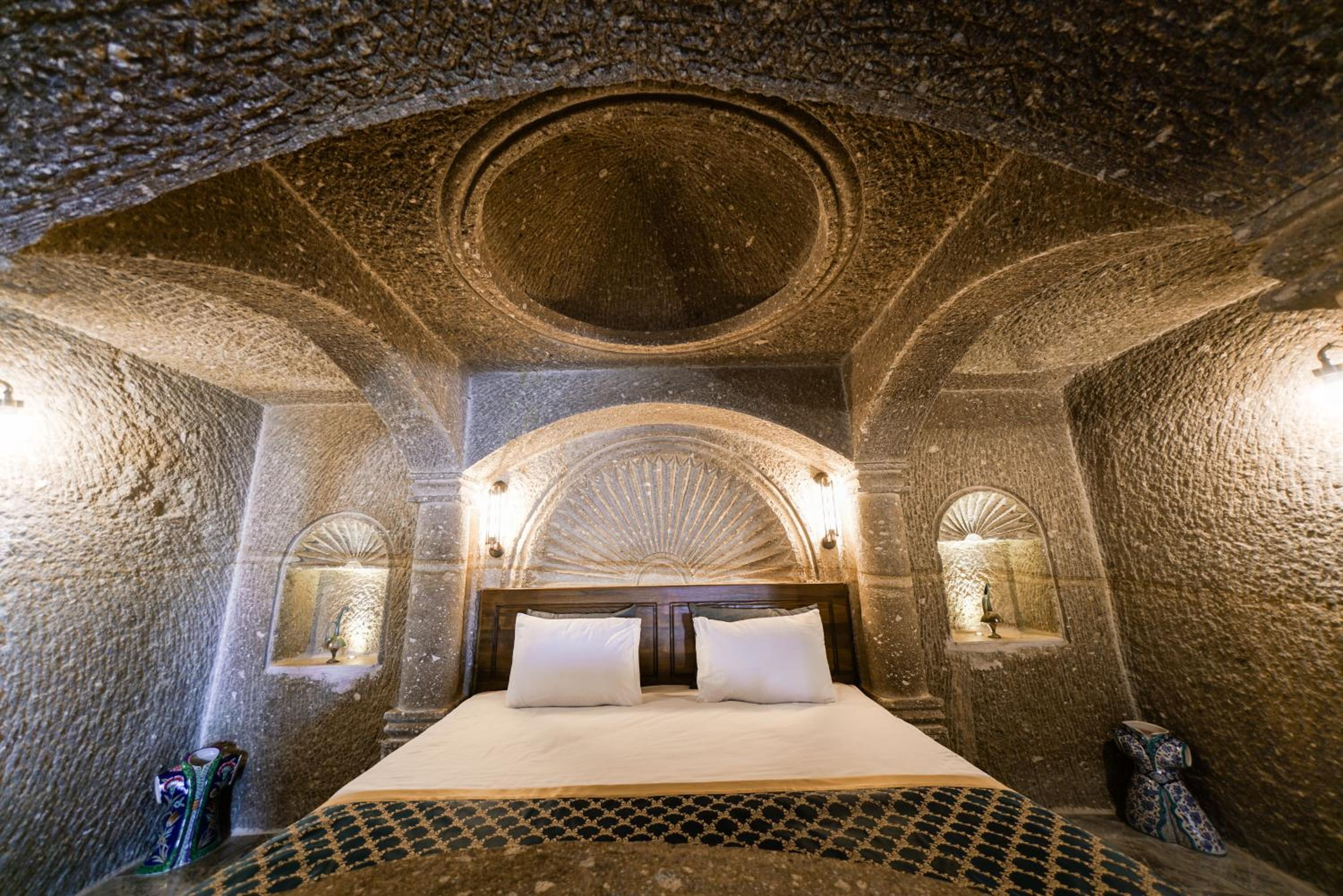 King Suite with Balcony - Photo 14