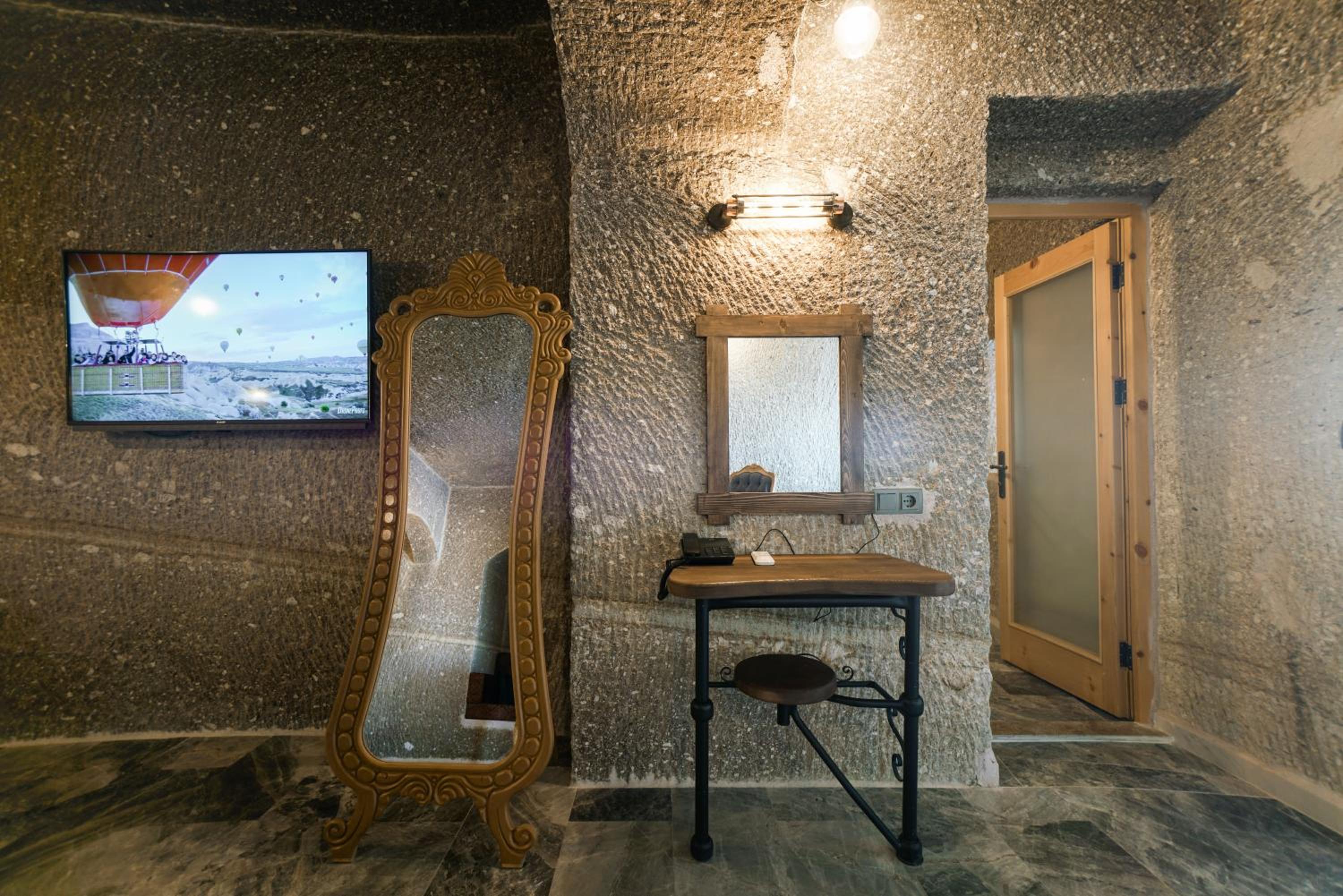 King Suite with Balcony - Photo 16