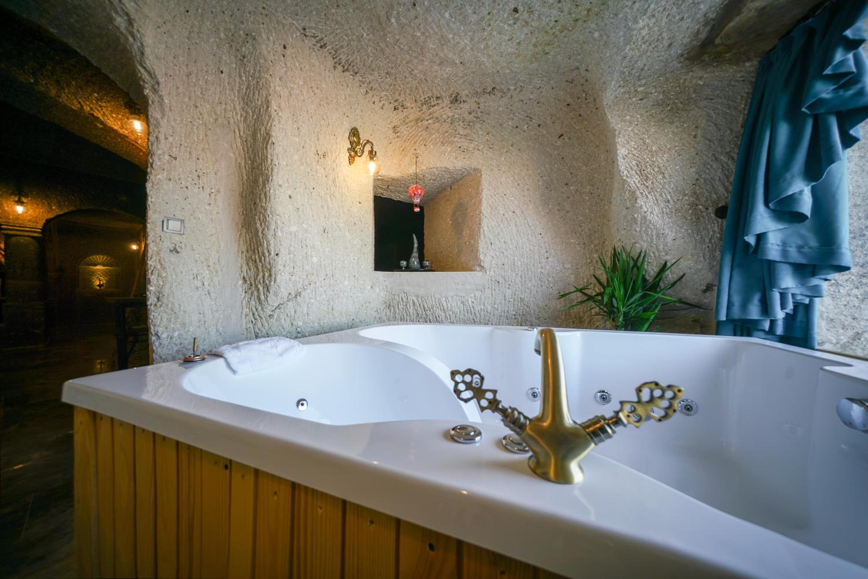 King Suite with Balcony - Photo 13