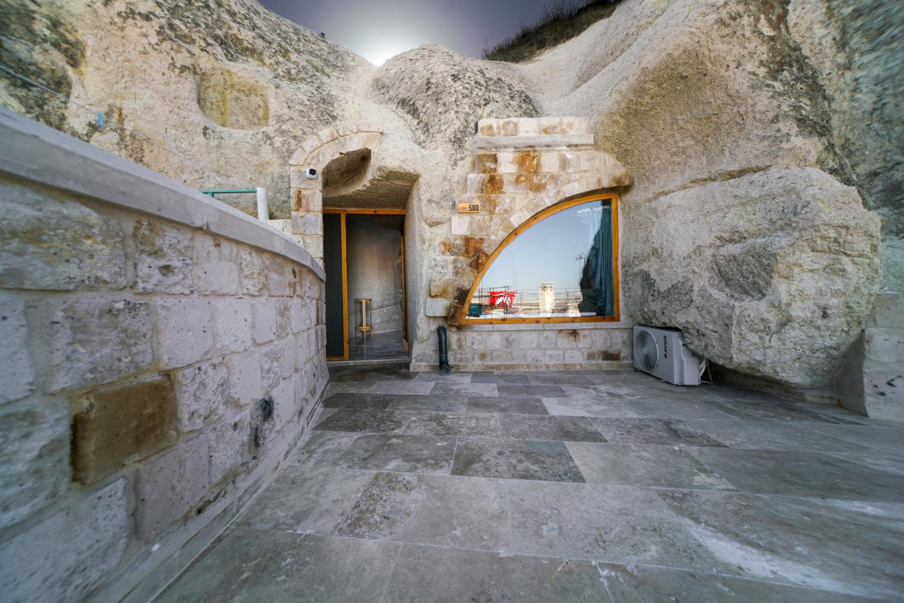 King Suite with Balcony - Photo 10