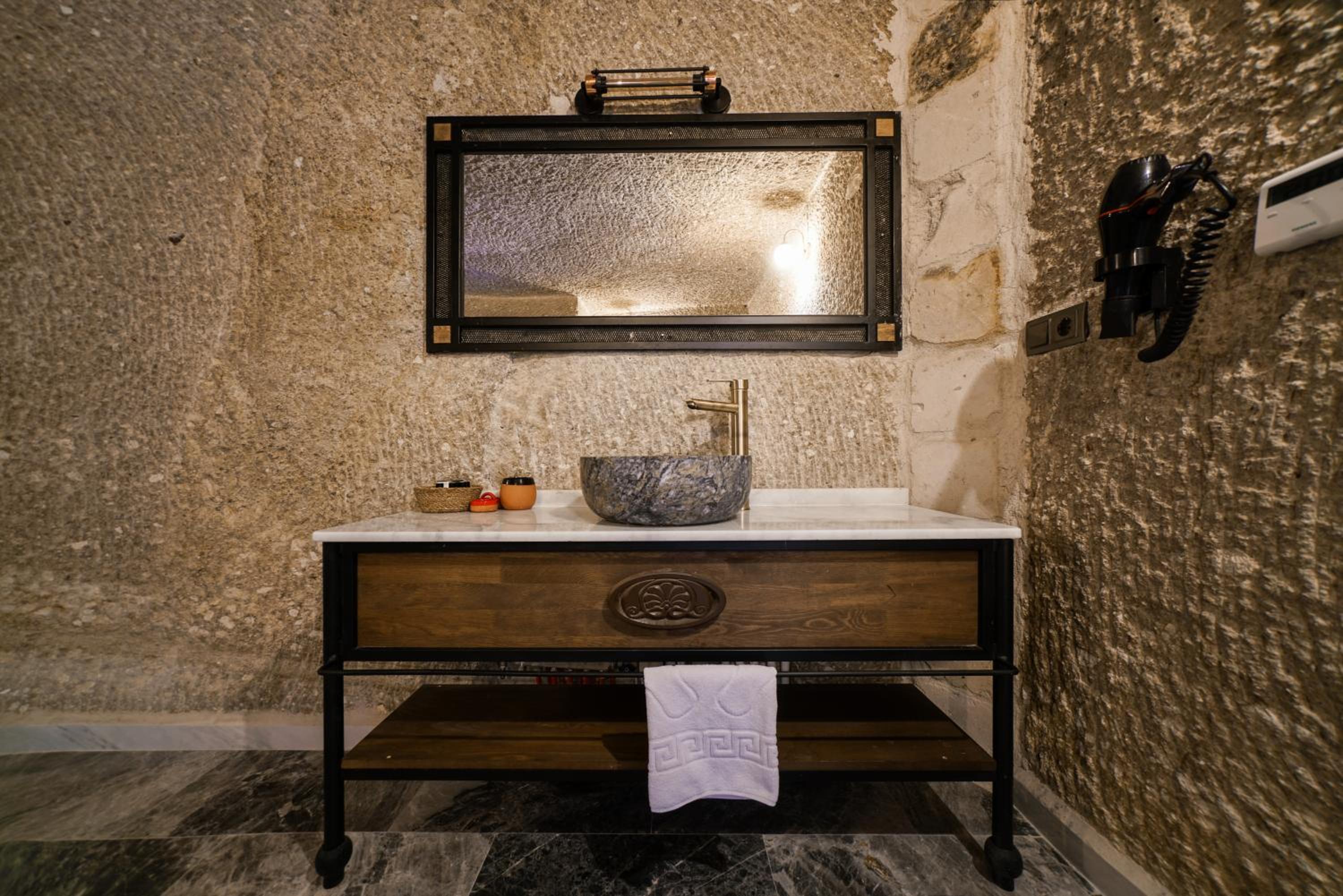 King Suite with Balcony - Photo 11