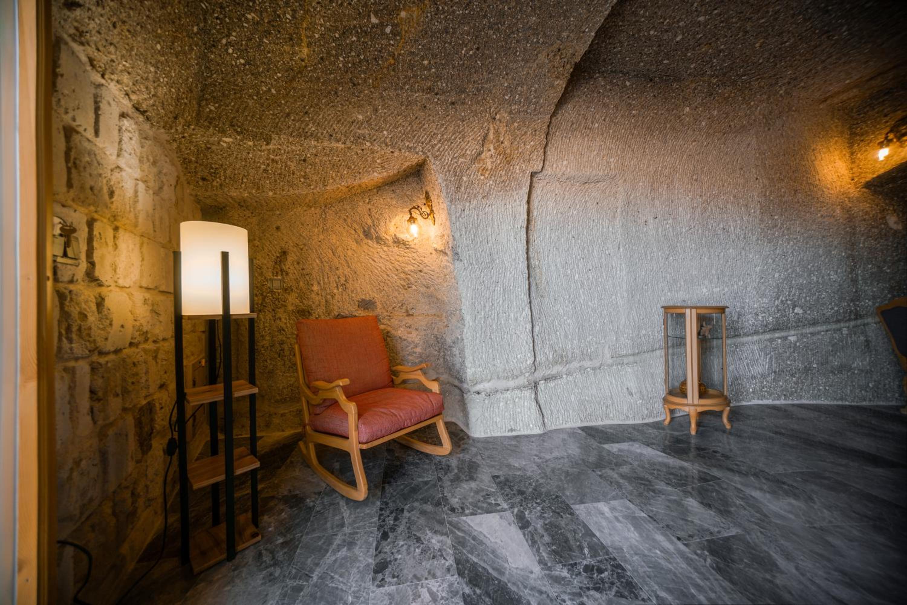King Suite with Balcony - Photo 8