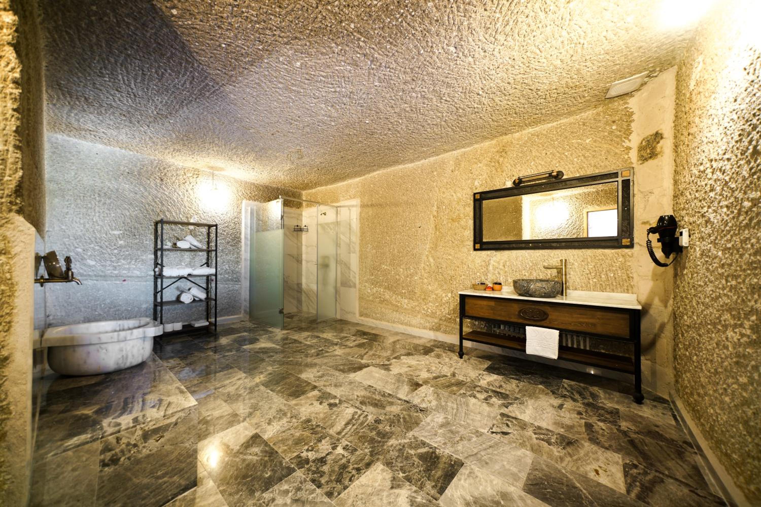 King Suite with Balcony - Photo 7
