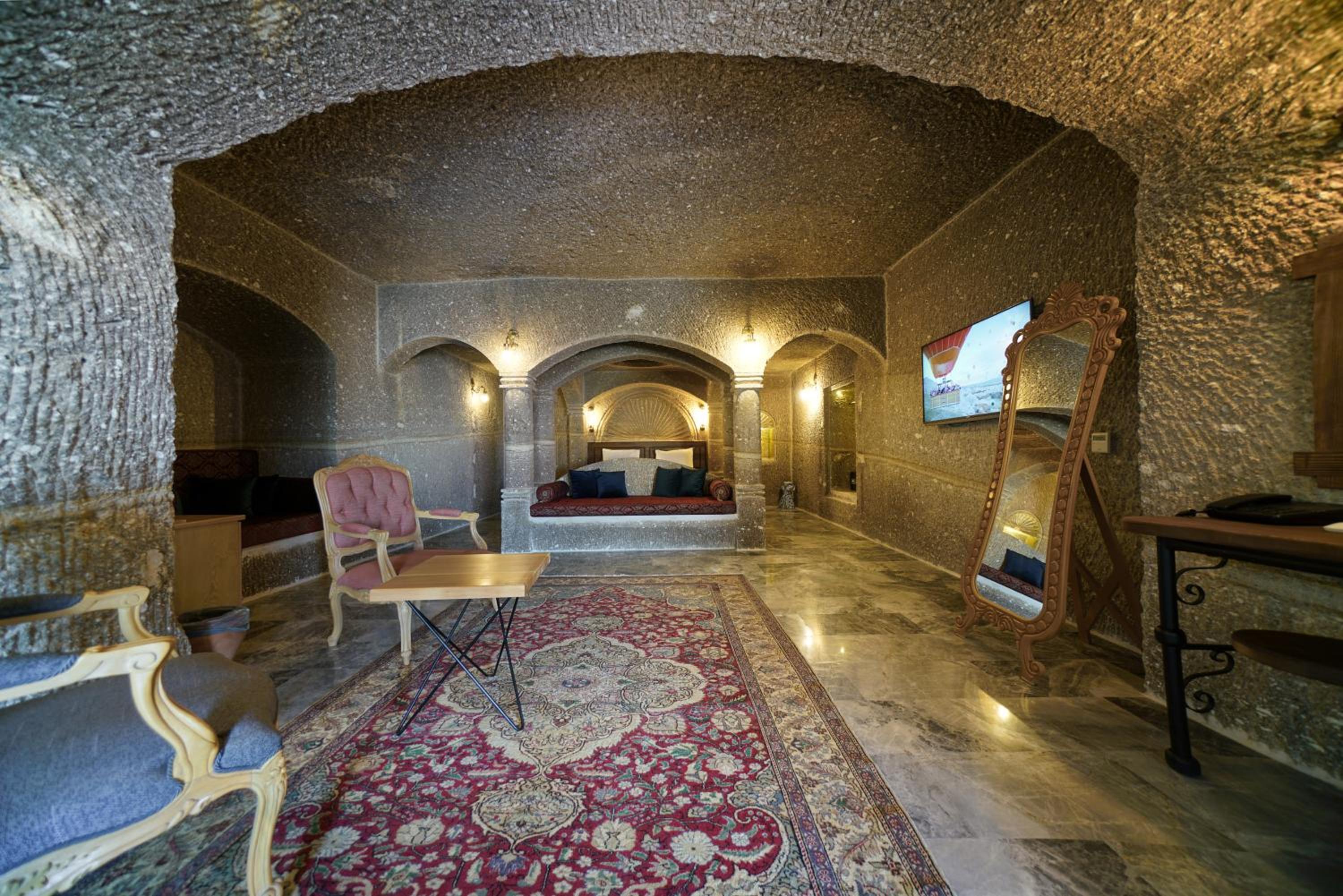 King Suite with Balcony - Photo 2