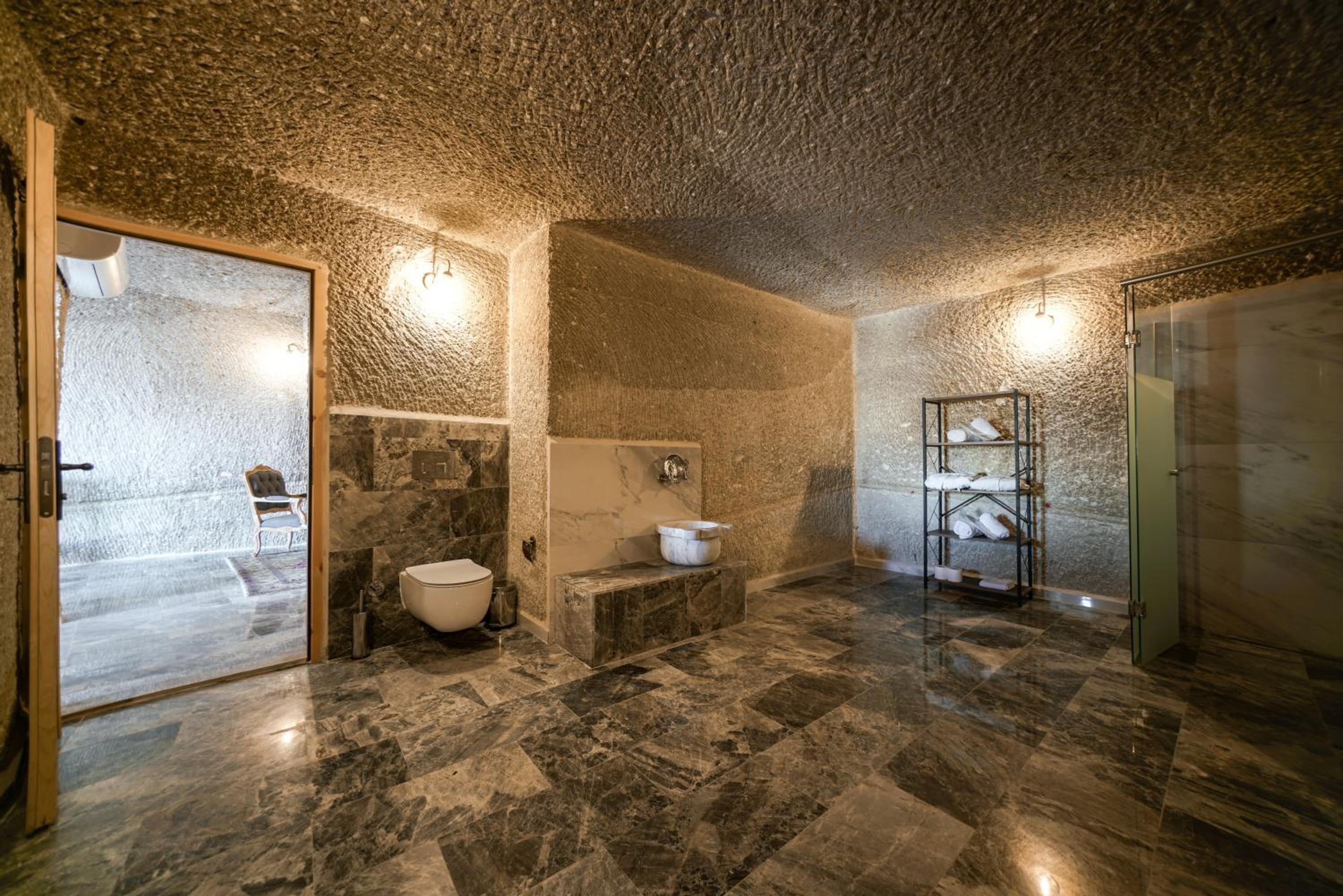 King Suite with Balcony - Photo 4