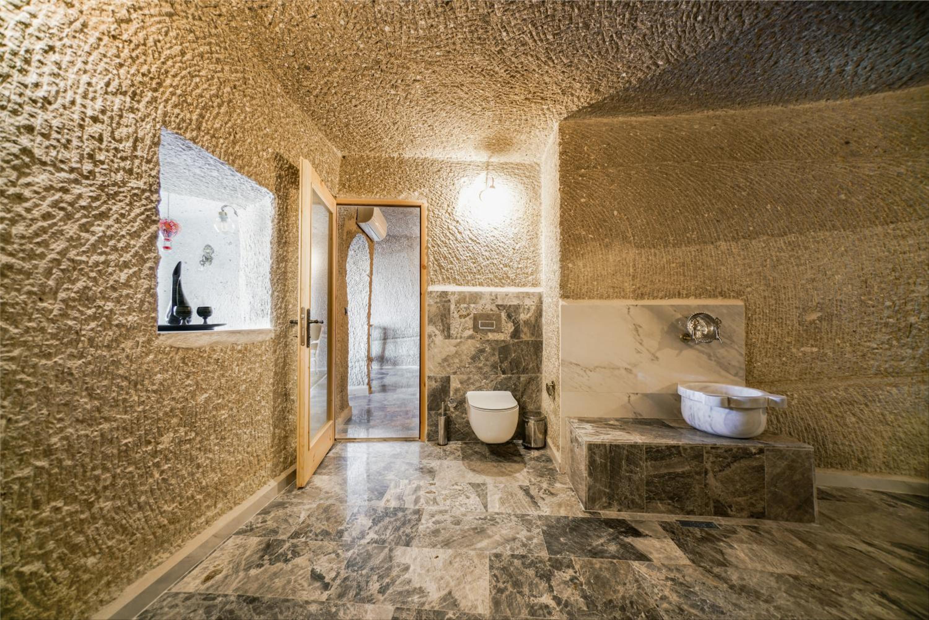 King Suite with Balcony - Photo 6
