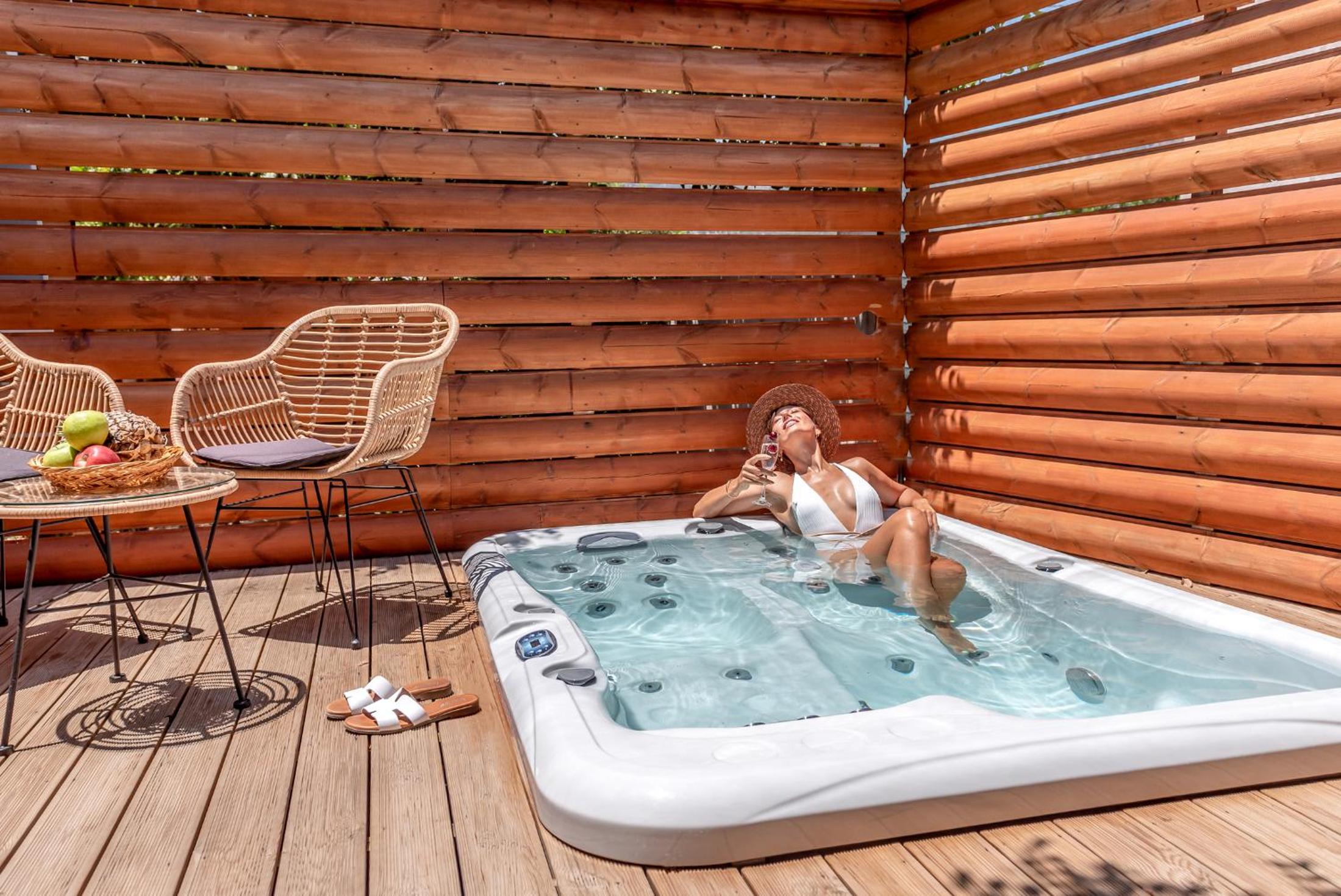Superior Double Room with external Whirlpool thumbnail 5