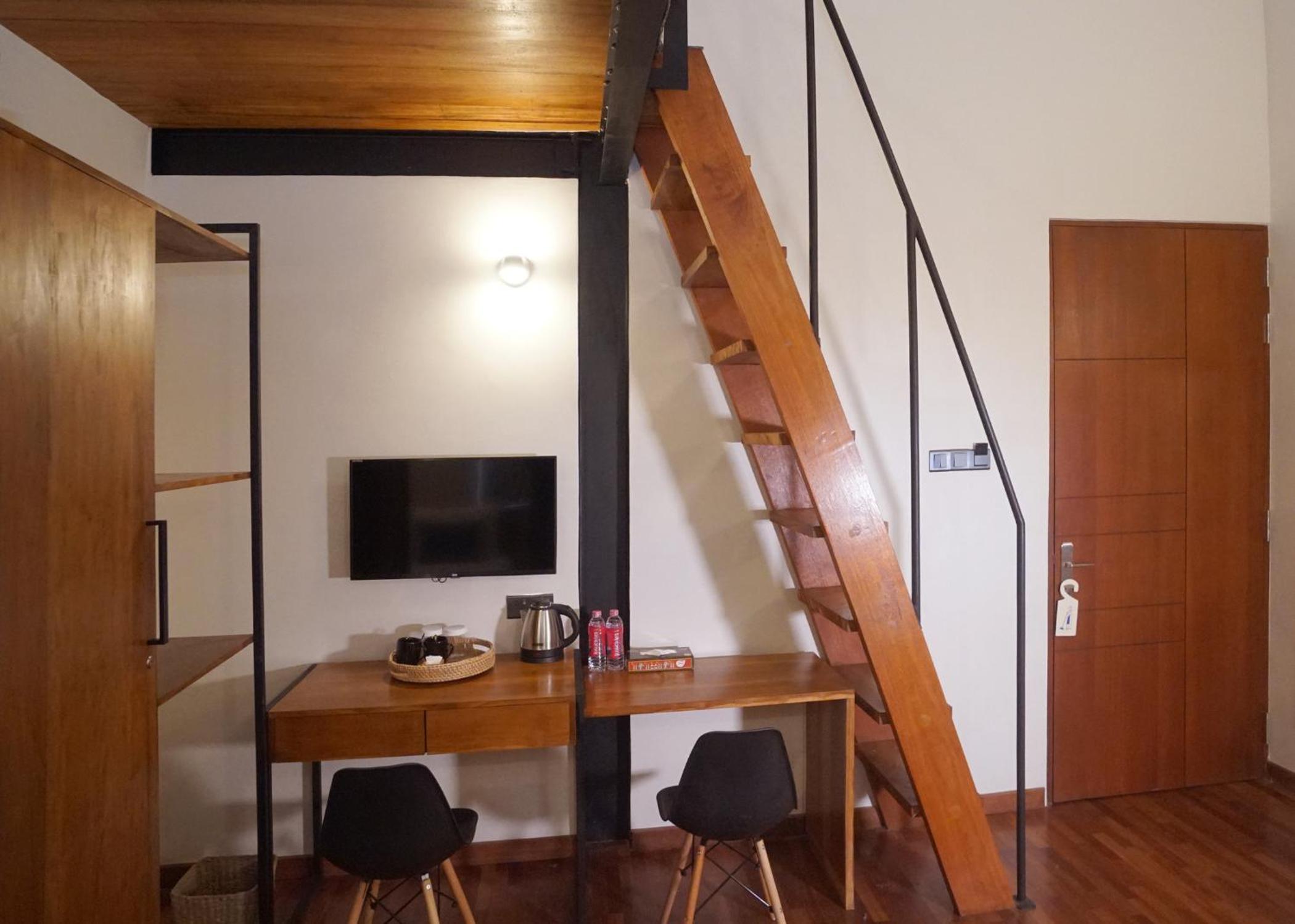 Superior Family Room - Photo 4