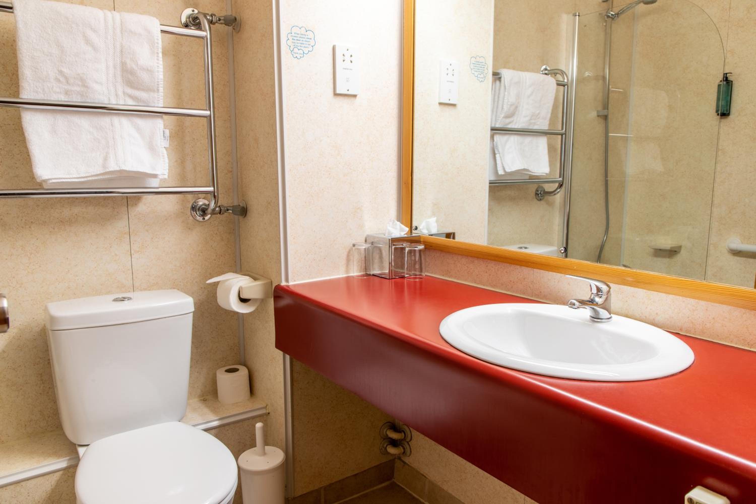 Standard Triple Room with 1 Double and 1 Twin Bed - Non-Smoking - Photo 6