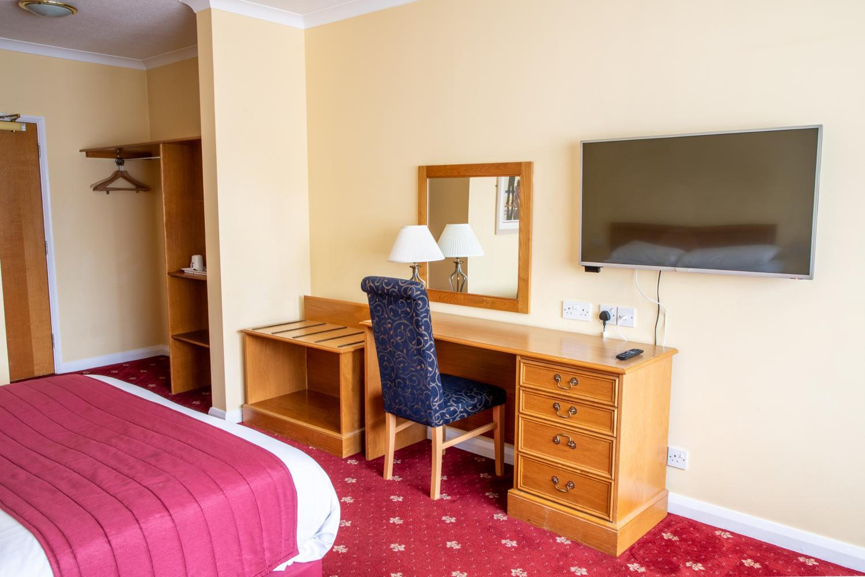 Standard Triple Room with 1 Double and 1 Twin Bed - Non-Smoking - Photo 7