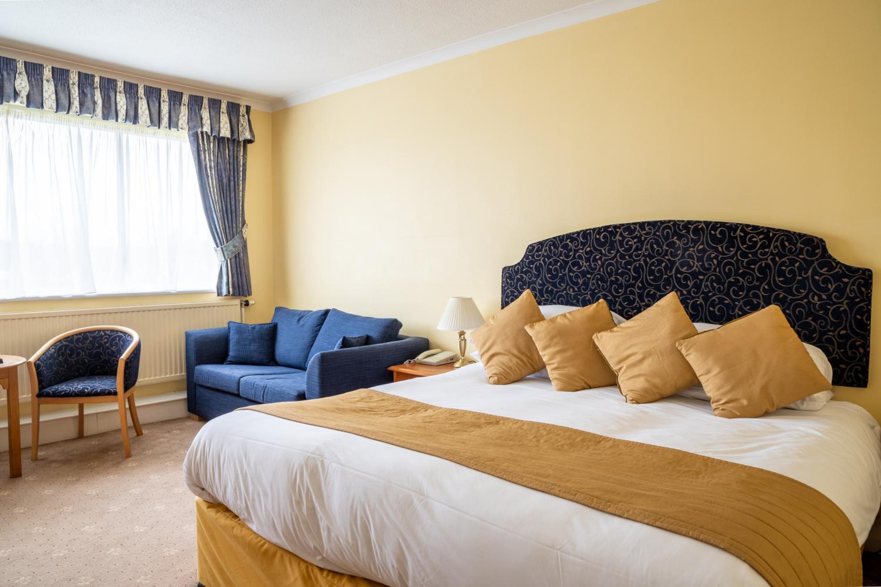 Superior Queen Room with Queen Bed - Non-Smoking - Photo 2