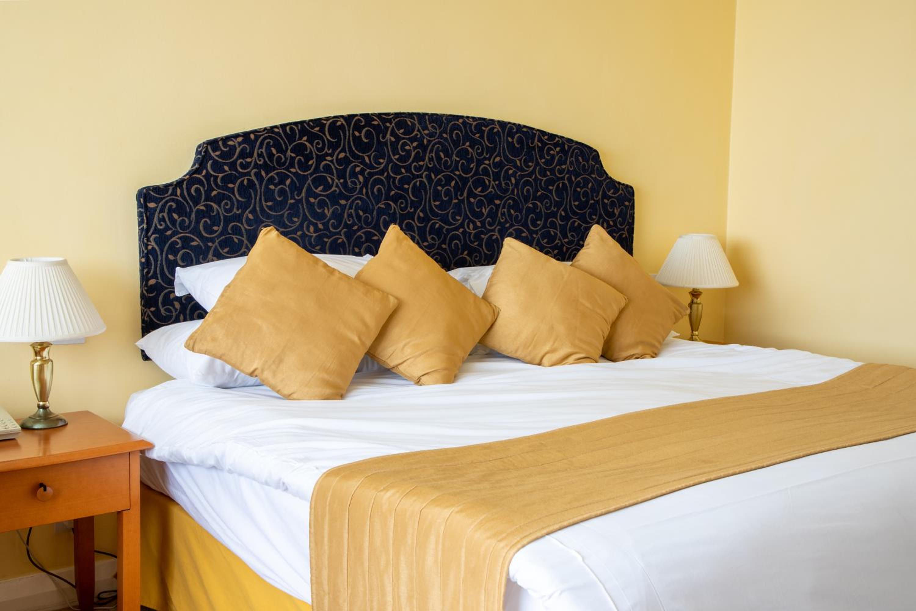 Superior Queen Room with Queen Bed - Non-Smoking - Photo 4
