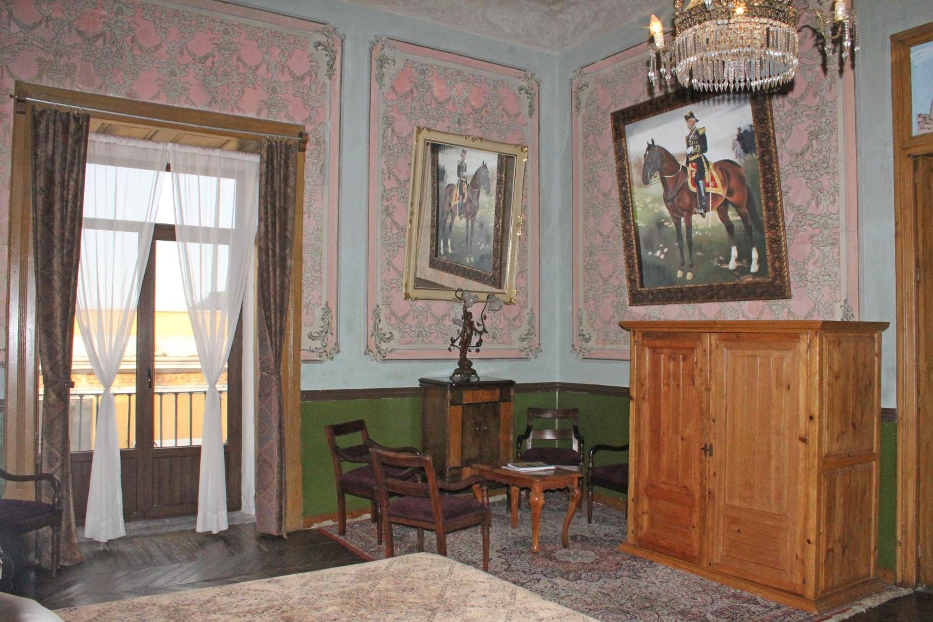 Deluxe King Room - Photo 2