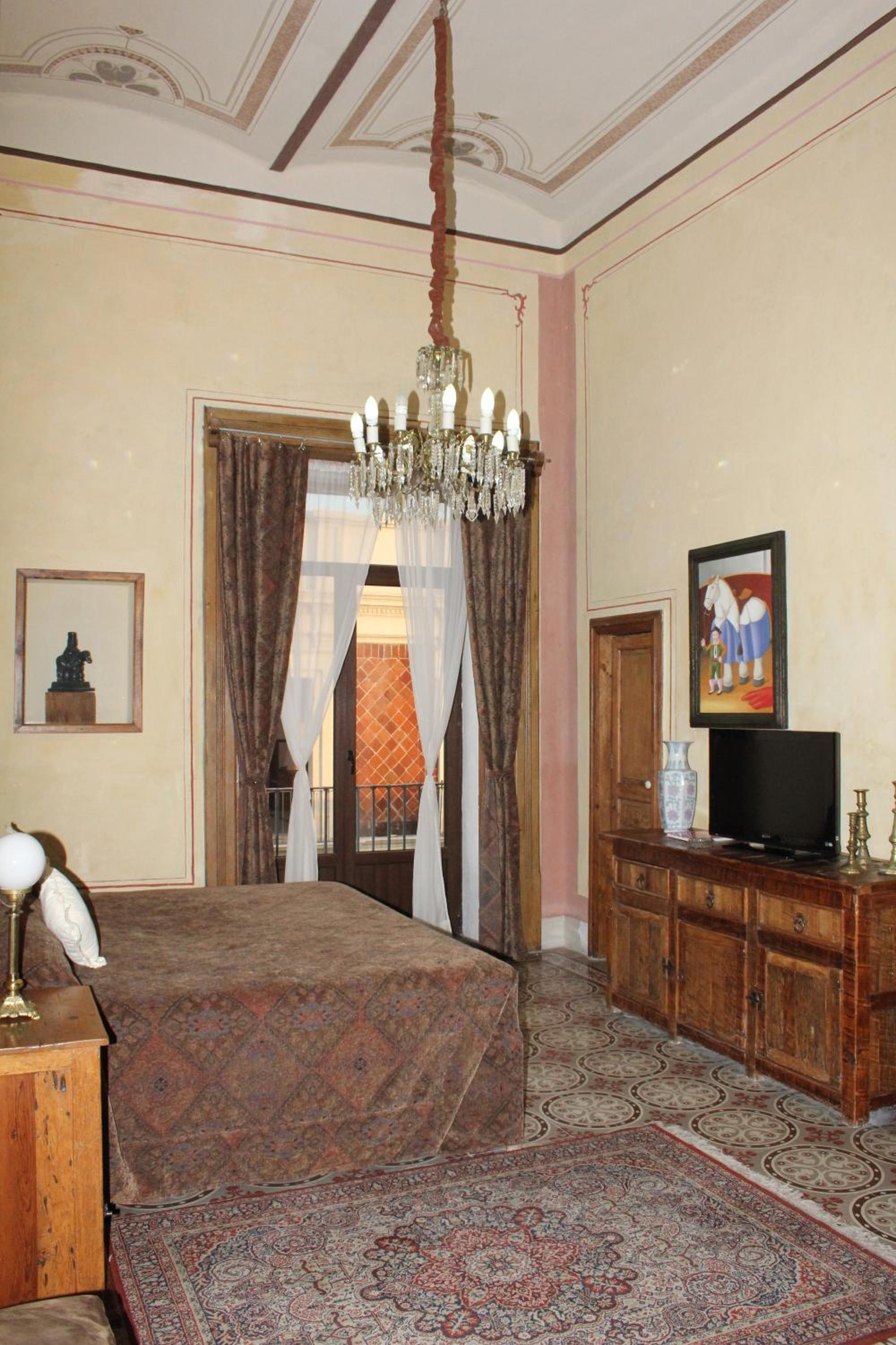 King Suite with Balcony - Photo 5