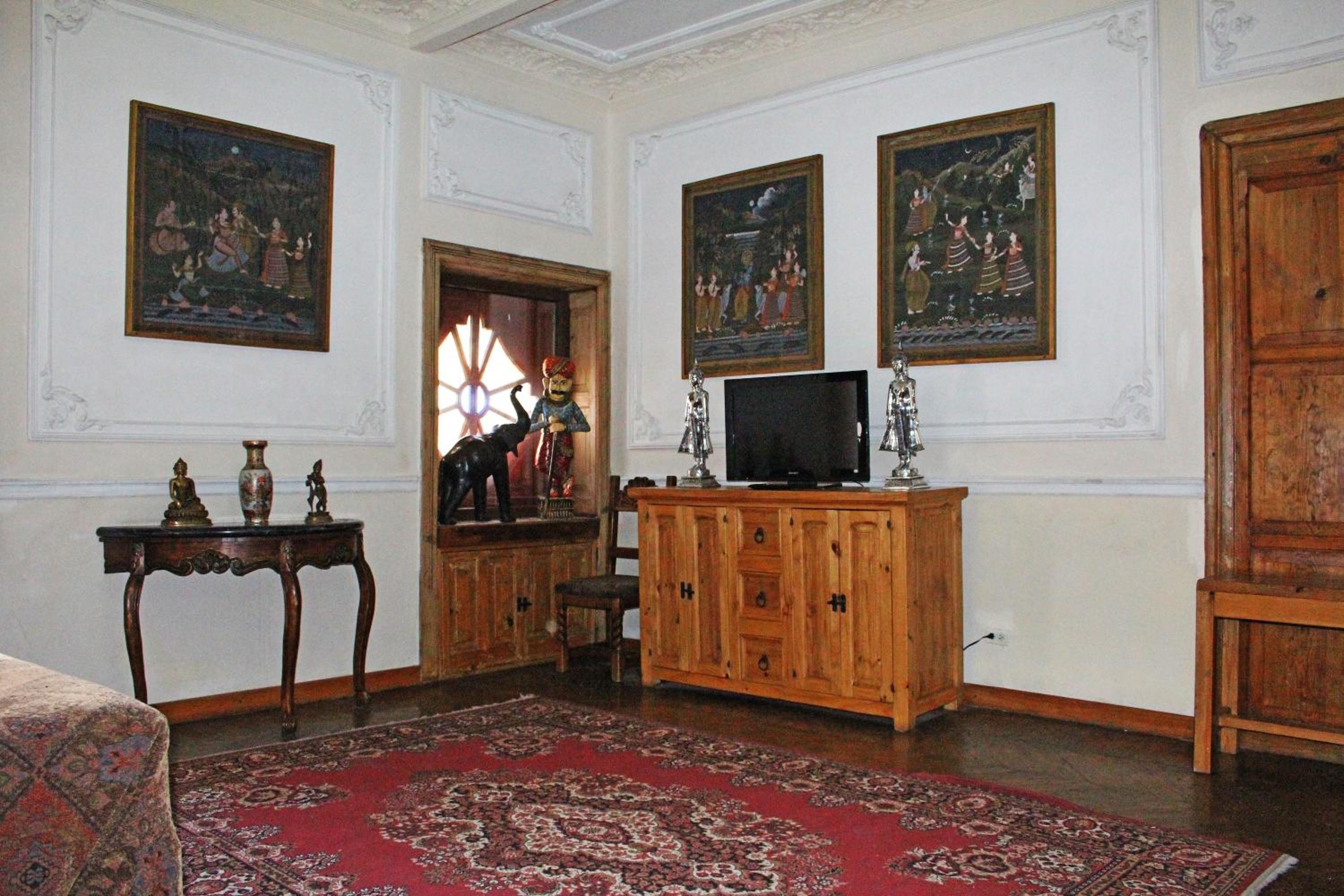 King Suite with Balcony - Photo 4