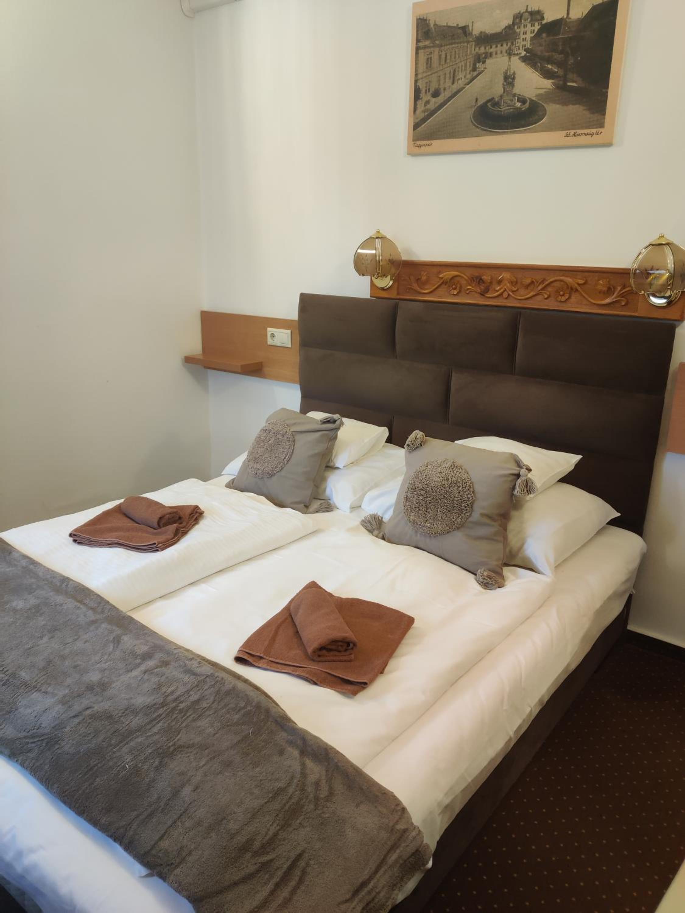 Double or Twin Room with Bathroom - Photo 1