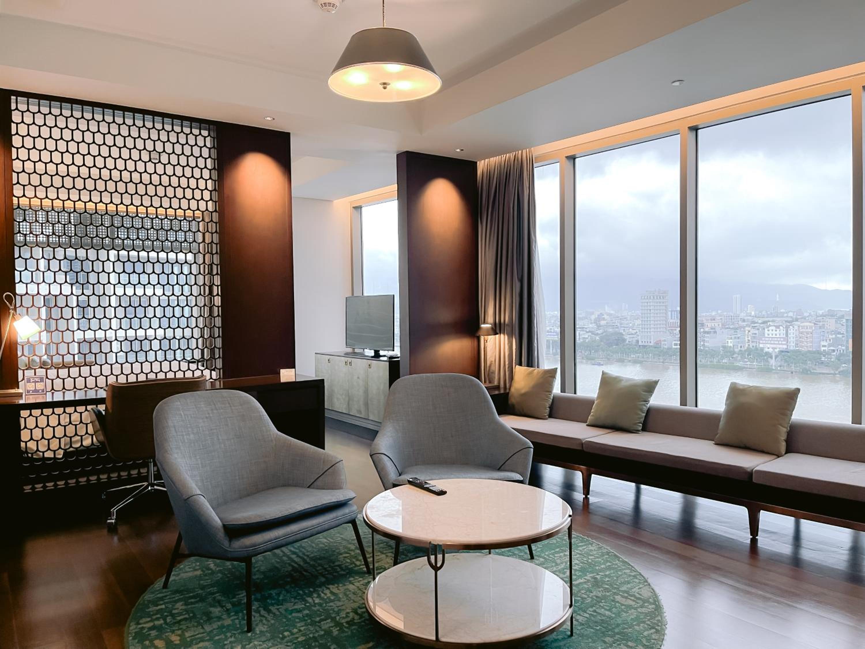 One-Bedroom King Suite with City View photo 3