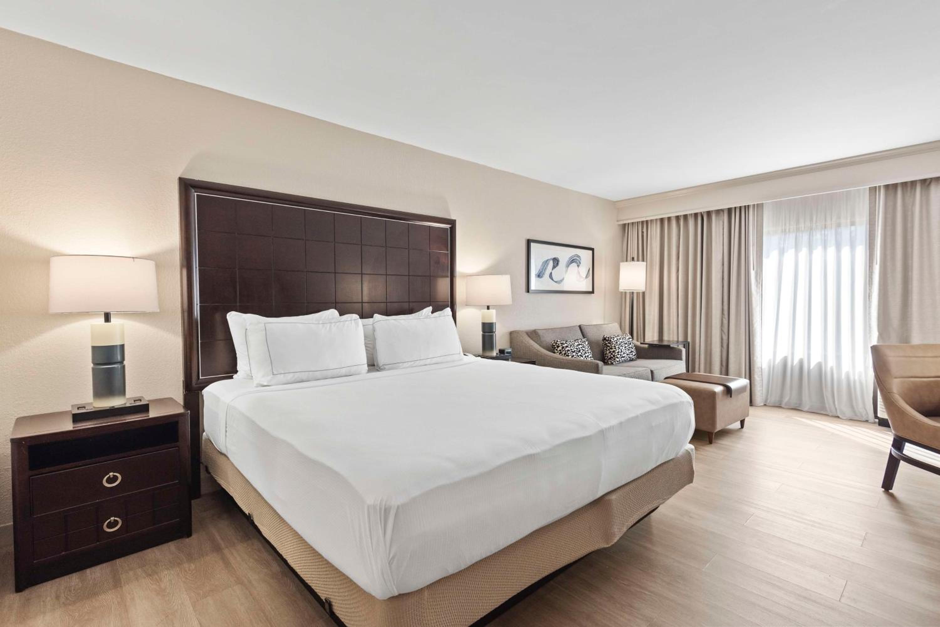King Room with Sofa Bed - Non-Smoking - Photo 2