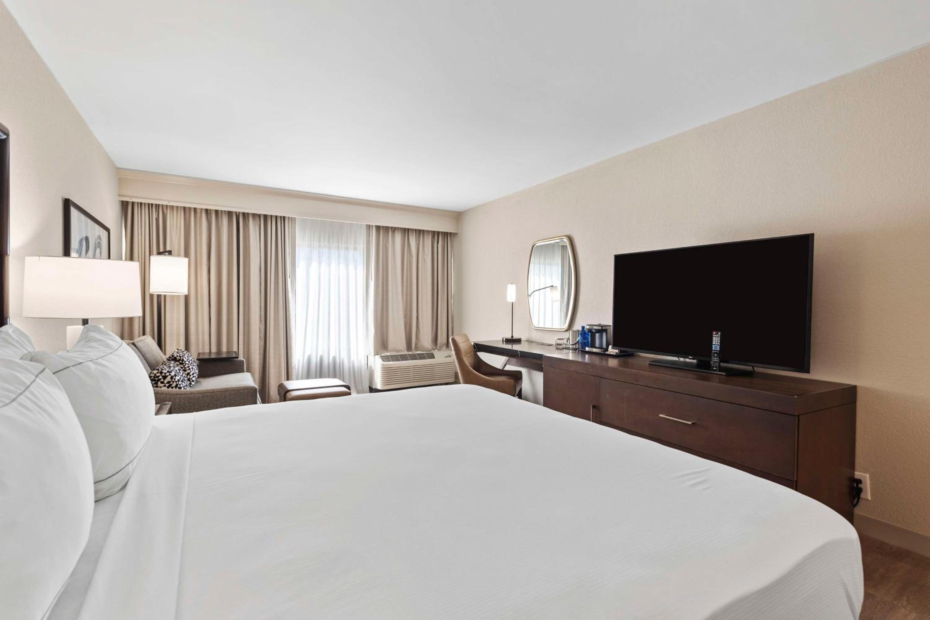 King Room with Sofa Bed - Non-Smoking - Photo 6