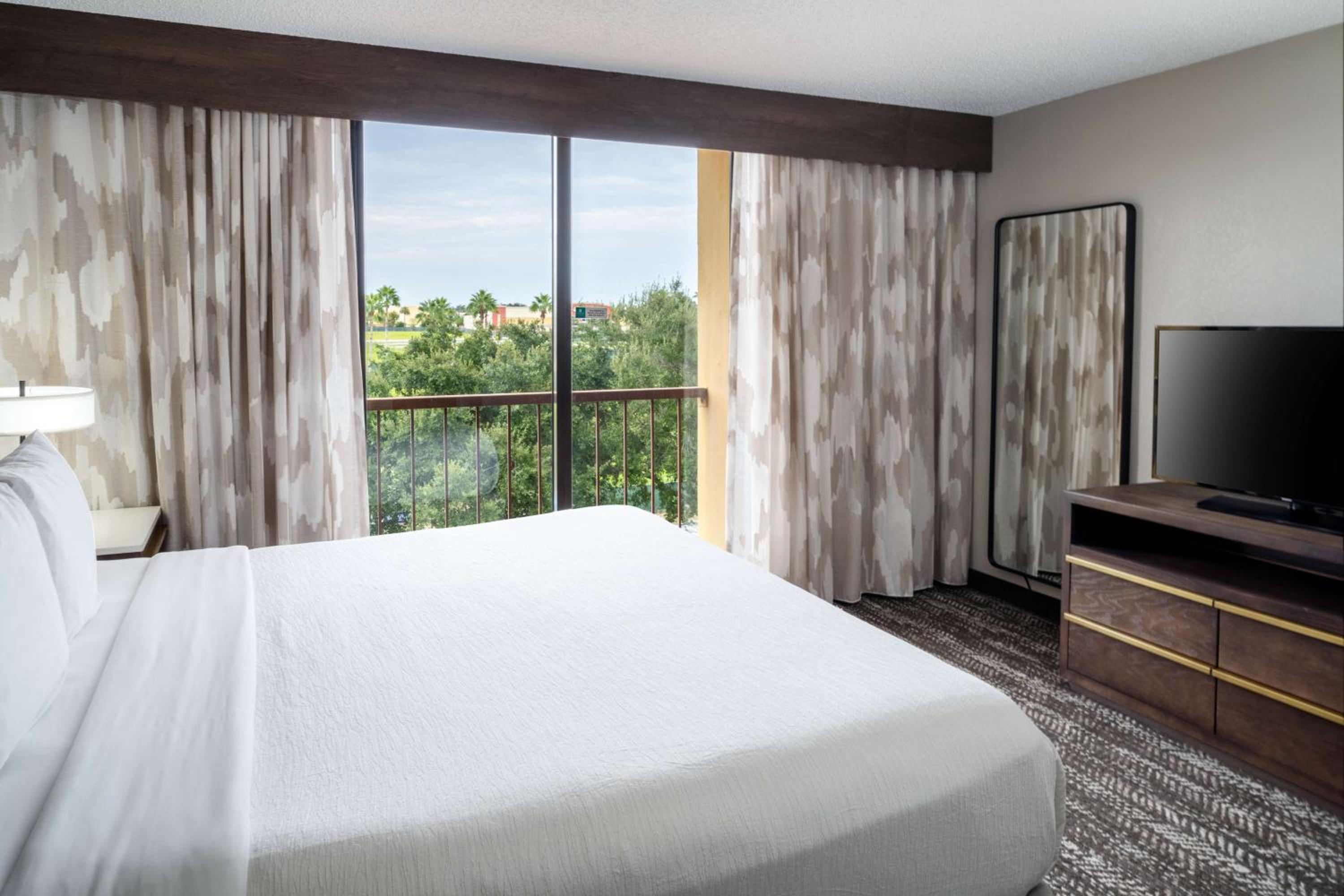One-Bedroom King Suite - Non-Smoking
