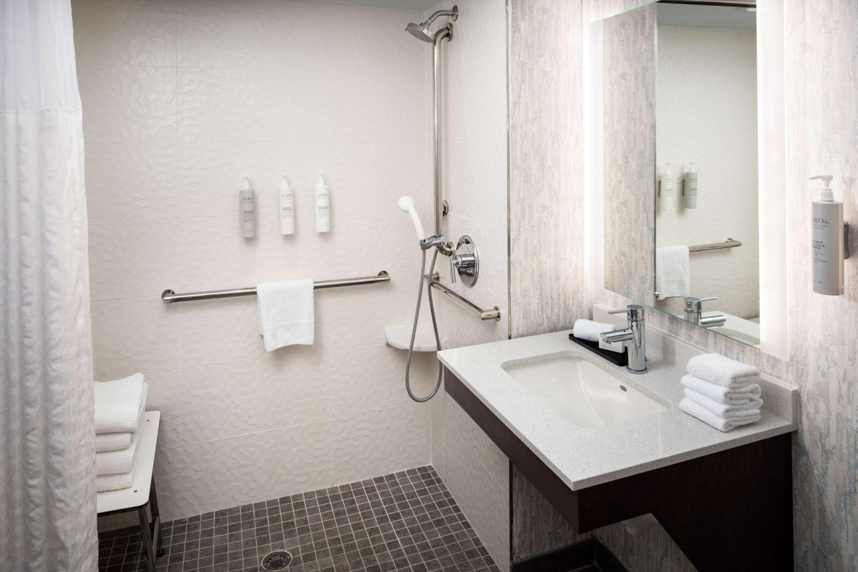 One-Bedroom Double Suite Disability/Hearing Accessible with Tub - Non-Smoking thumbnail 6