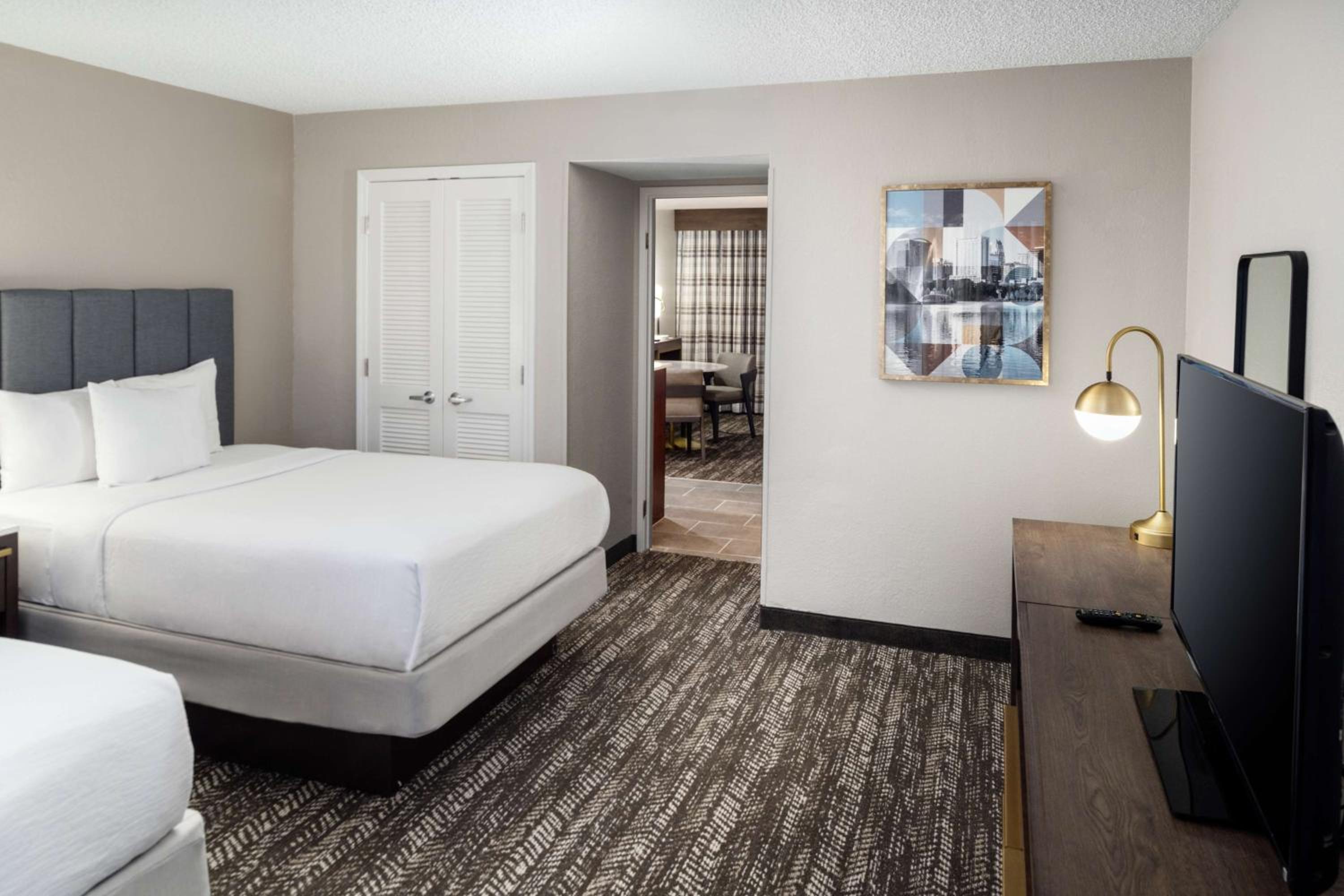 One-Bedroom Double Suite with Two Double Beds with Lake View - Non-Smoking thumbnail 5